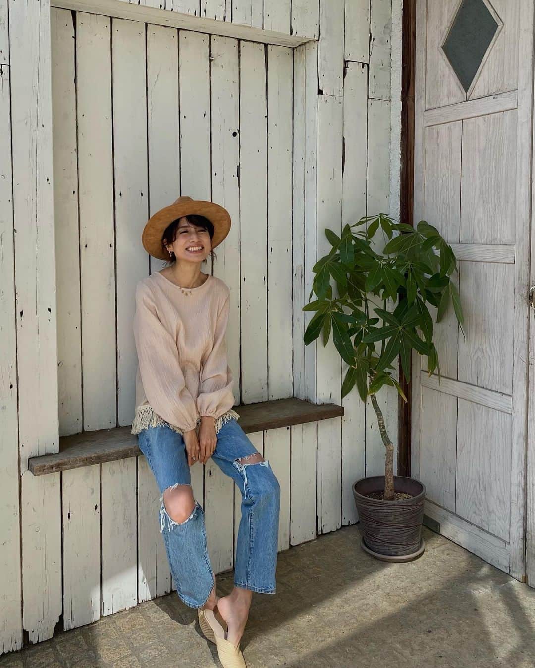 eiko kagamiさんのインスタグラム写真 - (eiko kagamiInstagram)「. 𝘎𝘰𝘰𝘥 𝘮𝘰𝘳𝘯𝘪𝘯𝘨🌤 . 今日はとっても暖かいみたいで それだけで嬉しいですね😆 花粉が恐ろしいけど🤧 . 今日も一日がんばろう🙌🌼 . . . . #coodinate #sandlessmoon #shooting  #オフショット #何話してたんだろう」3月16日 8時11分 - eikooo7