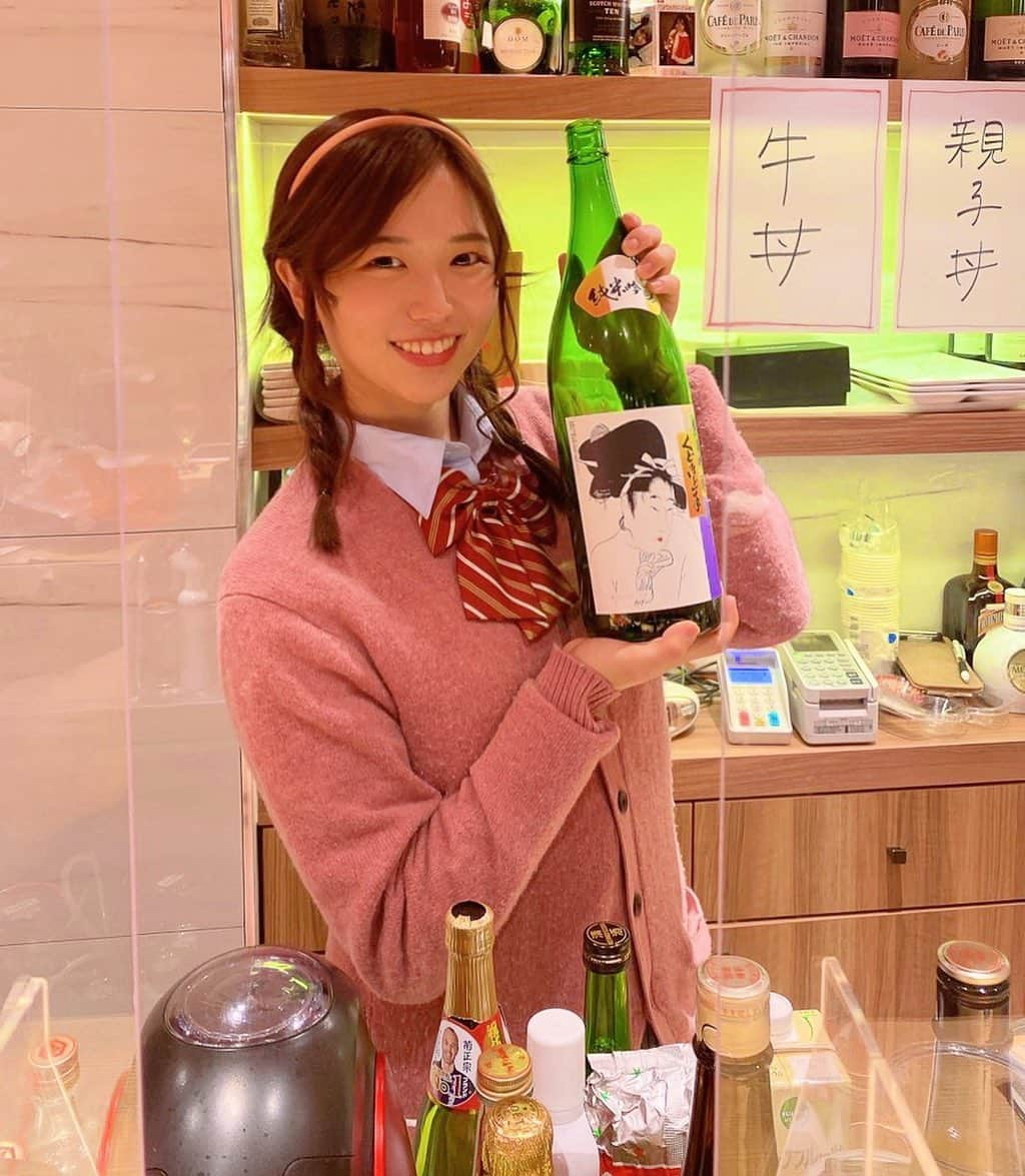 鈴原りこさんのインスタグラム写真 - (鈴原りこInstagram)「20代最後に制服。制服に日本酒を持つミスマッチ🍶日本酒が最近のわたしのブームです☺️20代最後という言葉の圧、、、がんばろう！笑　3/28 ソフマップにて発売イベント🌸おまちしておりまする〜〜〜 . . .  #グラビア#グラドル#グラビアアイドル#撮影会#撮影#アイドル#フォロー#followｍe#아이돌#그라비아#愛のカタチ#鈴原りこ」3月16日 8時58分 - suzuhara_riko