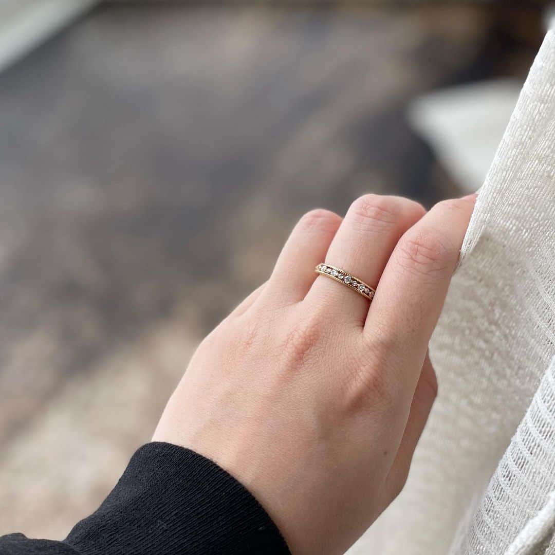 奥山夏織さんのインスタグラム写真 - (奥山夏織Instagram)「指輪が思わず可愛すぎてパシャリ💓 ・ 最近私の指に新たに加わったフランス初のジュエリーブランド#saintmarianne (@saint_marianne)のPrêtre (gold)の指輪💓可愛くないですか🥺✨ ・ ほんと昔は指輪とか興味がなかったんですが、大人になるにつれて手が少し疲れてきちゃったので装飾品で豪華にしてます💓3枚目に投稿しているように３つ並べてつけてます😍 ・ 一つ一つが上品な形の指輪なので喧嘩しないしほんと可愛いです❣️ 大人になってアクセサリーの重要さと楽しみを知りました💓 ・ 実は今回公式アンバサダーにしていただき、【OKUYAMAKAORI】と購入時にクーポンコードを入れていただくだけで20%OFFに😲✨他にも可愛い指輪がたくさんあったのでチェックしてもらいたいです！👉(@saint_marianne) ・ お洒落は服だけじゃなくてアクセサリーも重要ですよ💓 ・・・ @saint_marianne #saintmarianne #指輪 #💍 #ring #大人女子 #豪華 #オススメの指輪 #指輪重ね付け #指輪好きな人と繋がりたい #指輪選び」3月16日 9時01分 - okuyama_kaori