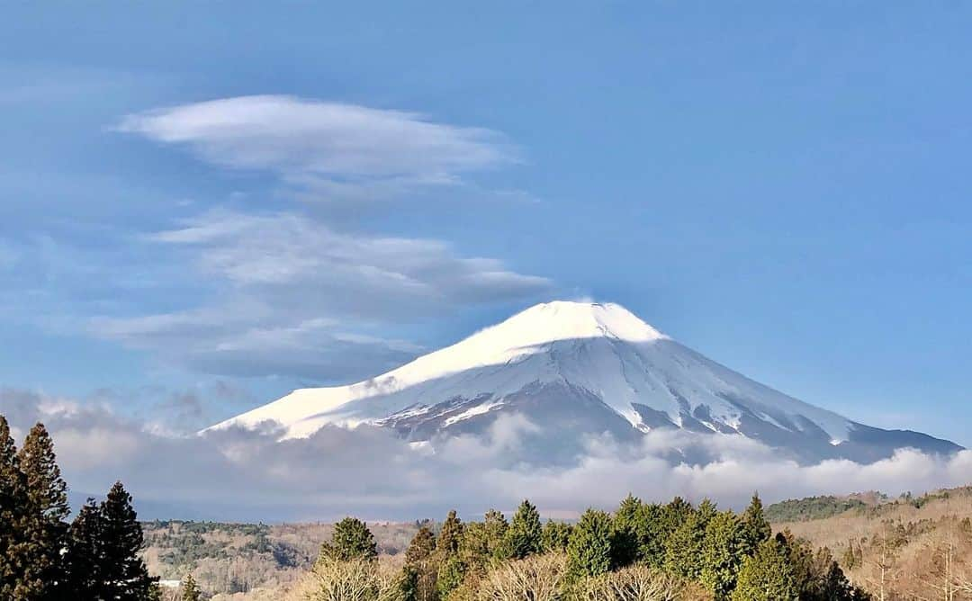 渡辺裕之さんのインスタグラム写真 - (渡辺裕之Instagram)「今朝の富士山 雲に富士山の影が映っているらしい。 #霊峰富士  #存在感  #東日本大地震を忘れない  #祈り  #平和  #合掌」3月16日 9時02分 - hiroyuki6267