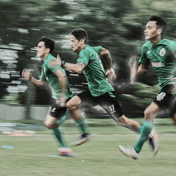 イルファン・バフディムのインスタグラム：「SEMANGAT PAGI 💪🏽🦅  Ability is what you're capable of doing. Motivation determines what you do. Attitude determines how well you do it. Give your all!  Get your mind right!  💯 #Dedication #PsSleman #SuperElja」