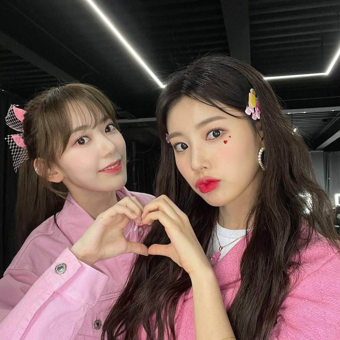 h3artbrak3rsさんのインスタグラム写真 - (h3artbrak3rsInstagram)「#Repost @official_izone ・・・ 핑크블러셔💝🎀  PINK BLUSHER💝🎀  #혜원 #ヘウォン #IZONE #아이즈원 #アイズワン  #sakura #宮脇咲良 #미야와키사쿠라 #さくら #hyewon #강혜원」3月16日 9時11分 - h3artbrak3rs