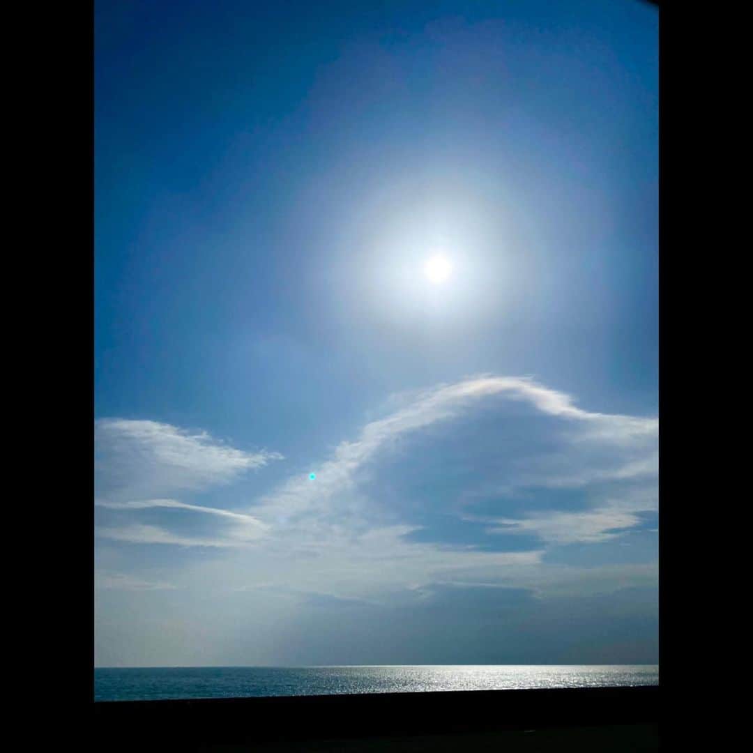 木村拓哉さんのインスタグラム写真 - (木村拓哉Instagram)「﻿ ﻿ 「おはようございます！﻿ ﻿ 今日はマーク＆ロナの撮影で、早めの出発。﻿ 天気にも恵まれて最高です！﻿ 水平線を眺めながら、現場に向かってます！」﻿ ﻿ STAYSAFE！﻿ ﻿ 拓哉﻿ #木村拓哉#TakuyaKimura」3月16日 9時30分 - takuya.kimura_tak