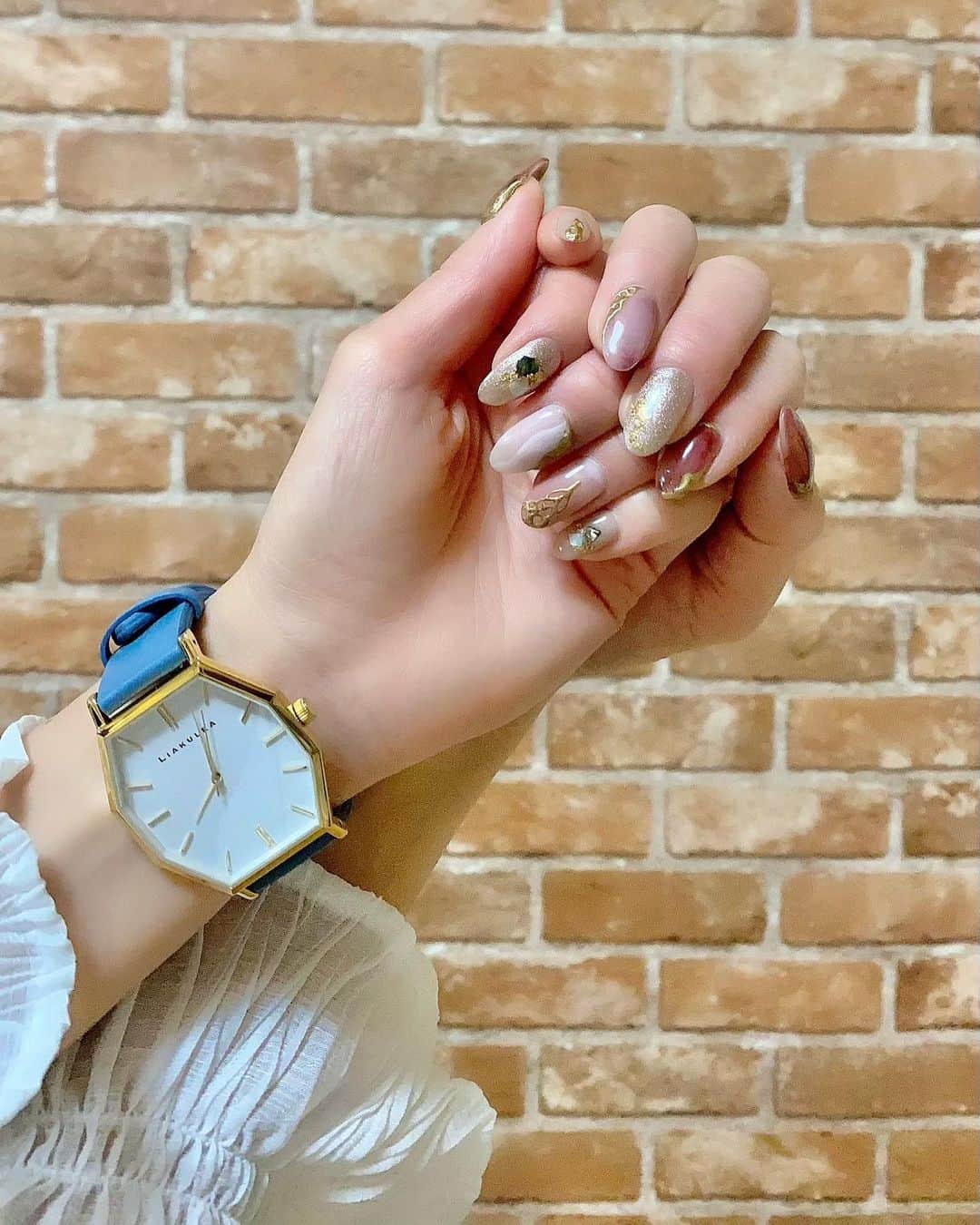 のインスタグラム：「☺︎*･゜ﾟ･* Little by little to spring specifications♡ ・ 少しずつ春仕様に🌸 ・ 腕時計を新調したよ⌚️ @liakulea_japan 今回の最新作『Ewalu（エワル）』シリーズ ハワイの8つの島からイメージされて作られたデザイン✨ だから8角なのねー♡ シンプルだけど存在感ばっちり👍 ・ 10%OFFクーポンでお得にGETしてね♡ クーポンコード《IZUMIBP56》 ・ そしてネイルは安定の @nana_nail_golf 今回も持ち込みデザインやってもらったよ💅 持ちが良いしホント上手🥰 ななみんいつもありがとう💗 ・ ・ #リアクレア #腕時計 #時計 #ハワイ #自分へのごほうび #春 #ネイル #liakulea #Watch #nail #spring #いづみん #いづみんゴルフ #izumingolf #izumin_golf」