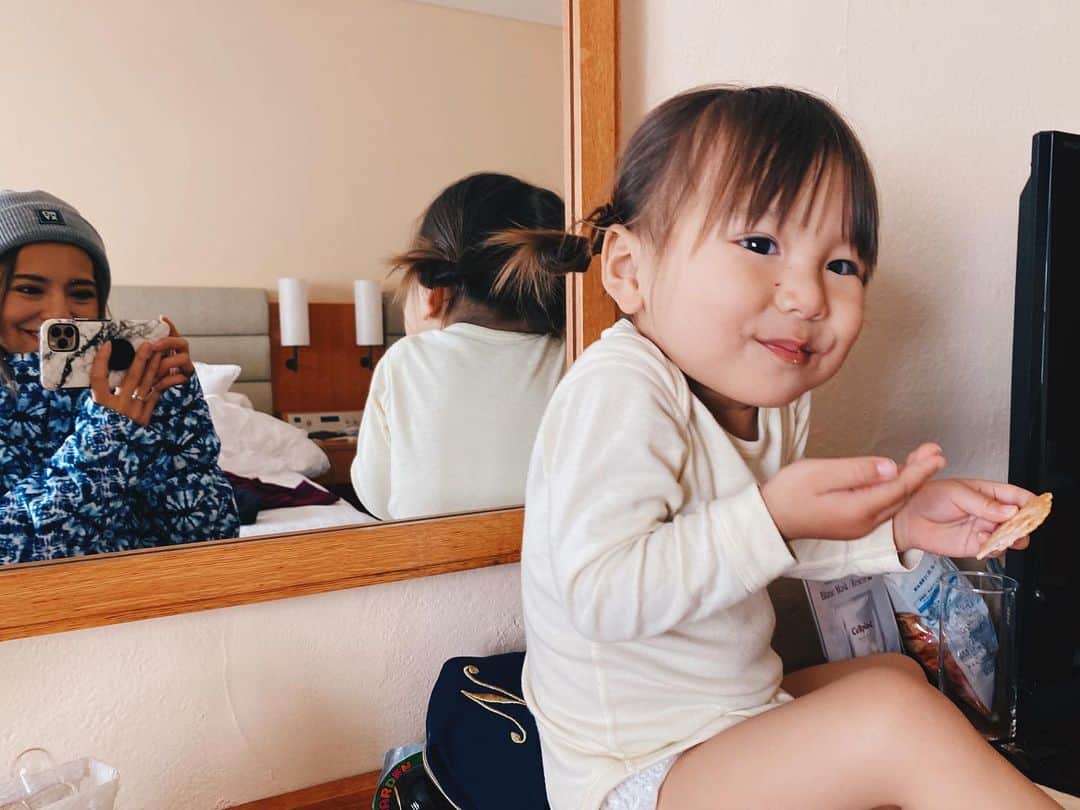 高橋菜摘のインスタグラム：「📸 撮影の休憩中をパパラッチ！ まだ2歳なのに兄が居ると お菓子を知るのが早い🙄 兄の時は3.4歳くらいまで あまり知らなかったような・・ ←それはそれでかわいそう🤣 とても最近の悩みです。 お菓子ちょーだいになって 偏食になったりするの嫌だなぁ〜 #ピースはトゥース #2歳女の子 .. .. .. #パパラッチ #女の子 #2歳 #撮影  #撮影モデル #キッズモデル  #paparazzi #girl #2yearsold  #shooting #model #kidsmodel」