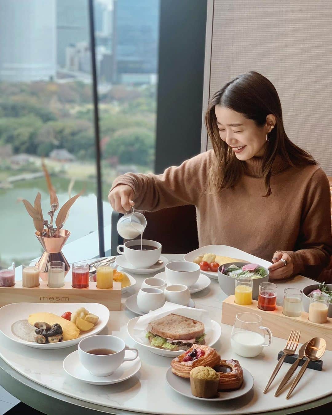 猪鼻ちひろのインスタグラム：「🍽💐 o ha yo〜〜〜 まだ髪が長かったころ、、、(懐かしいね🥺)ハニちゃんと メズム東京 @mesmtokyo へ行ってきました。 入った瞬間から東京を一望できる素晴らしい眺めに開放感のあるロビー！隅々までこだわり抜かれていて感動しました。  豪華な朝食を頂いたのですが、 これはもう見ていただければ分かるでしょう← 何度も「美味しいね幸せだねぇ…」と声が漏れちゃったよ！ お洒落なだけではなく厳選素材が使われていて、まさに五感が満たされる朝食。食器も可愛くてときめいたなぁ。 宿泊しなくても頂けるとのことなので、それまた嬉しい！  はぁ、また食べたいなぁ〜♡ お部屋編に続く。 #ちひろトリップ #mesmtokyo #メズム東京 #breakfast #pr」