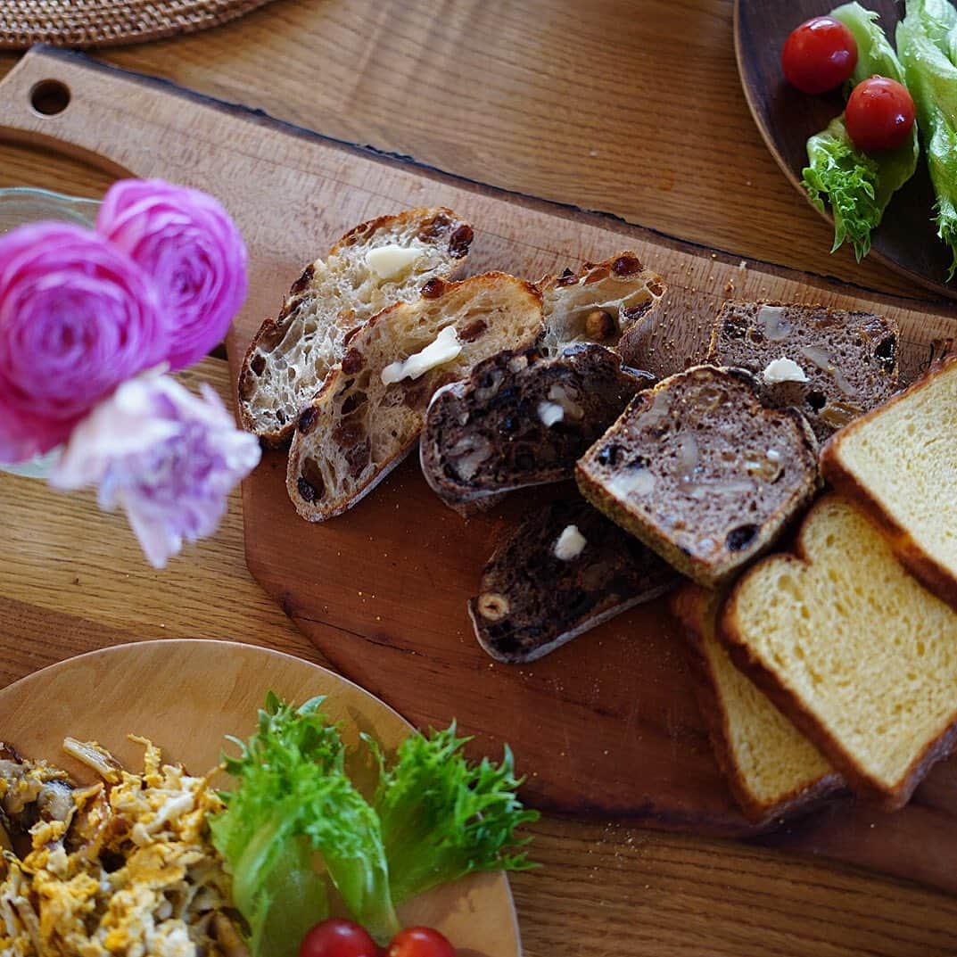 のインスタグラム：「今週は家族で朝ご飯を一緒に食べられる日も多いので鎌倉にあるパン屋さんBREAD IT BE @breaditbe.kamakura のパン朝ごはん。 週末に届いた @hananohi_ のお花は小分けにしてテーブルに飾りました。今月はラナンキュラスがテーマ。食卓から季節を感じられて良き◎  @hananohi_ #私とハナノヒ　#ハナノヒ #pr #サングリアロッソ #breaditbe #鎌倉暮らし」