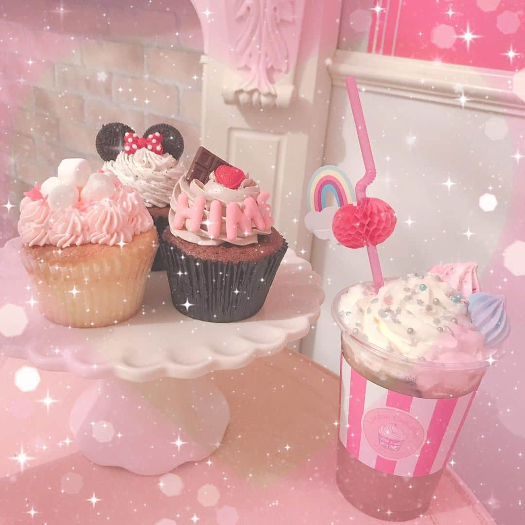 ちいめろのインスタグラム：「ロンドンカップケーキ🧁❤② カップケーキおいちかったあ💕 また食べたいなぁᐡ. ̫ .ᐡ💓  #ちいめろ #まひめろ #名古屋 #カップケーキ #YouTube #YouTuber #時差がひどいグラム #時差グラム #インスタ映え #可愛い」