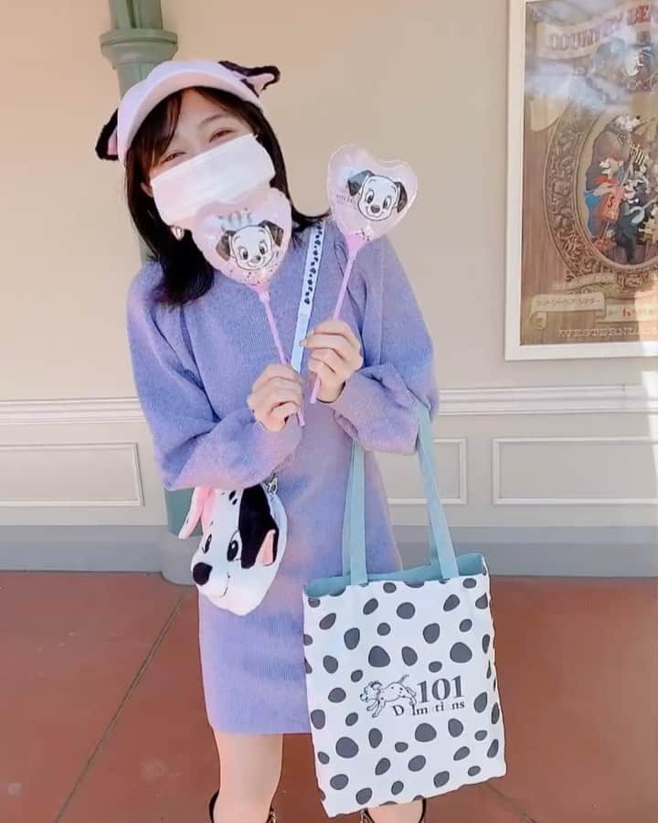 中島奈津希のインスタグラム：「👩🏻🔁🐶﻿ ﻿ ﻿ ﻿ ﻿ ﻿ 昨日アップしたけど、﻿ 3/15にやっと発売された🥺💜💜💜﻿ #101匹わんちゃん の#手持ちバルーン 🐶💜﻿ ﻿ ﻿ ﻿ ﻿ ということで、、、﻿ へーーーーーーんしん👩🏻🔁🐶﻿ 【#変身ディズニーバウンド その130】﻿ ﻿ ﻿ 手持ちバルーンに合わせて﻿ パープルな#101匹わんちゃんバウンド にしてみたよ🐶💜💜💜﻿ ﻿ ﻿ ﻿ ﻿ ﻿ ﻿ ﻿ ﻿ ﻿ ﻿ 微妙な目の動きを見逃さない姉👶🏻﻿ (@nakajima_ayano )﻿ ﻿ 人目を気にしながらがらもポーズをする妹👩🏻﻿ (@nakajima_natsuki )﻿ ﻿ ﻿ ぜひ、音有りで🙆🏻‍♀️💜笑﻿ #姉妹会話 👭🏻﻿ ﻿ ☁️☁️☁️☁️☁️☁️☁️☁️☁️☁️☁️☁️☁️☁️☁️☁️﻿ #disneysisters_jp ←#中島姉妹 ディズニーまとめ👭🏻﻿ #ディズニーバウンド ﻿ #101匹わんちゃん#101匹わんちゃんコーデ　﻿ #ディズニーグッズ#ミッキーバルーン#ディズニーバルーン」