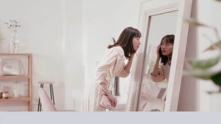 新垣結衣　ファンアカウントのインスタグラム：「喋り方までほんと癒されます💭🤍  鏡越しに映るお顔にさらにどきゅんです(*´`)♡ ガッキー、カラコンいれてるようにみえる??? . . . #新垣結衣 #ガッキー #aragakiyui #yuiaragaki #新垣結衣好きな人と繋がりたい  #instagram #instalike #instagood #instalove #instacool #instacute #instapic #instamovies #instagrammars #instafollow . . .」
