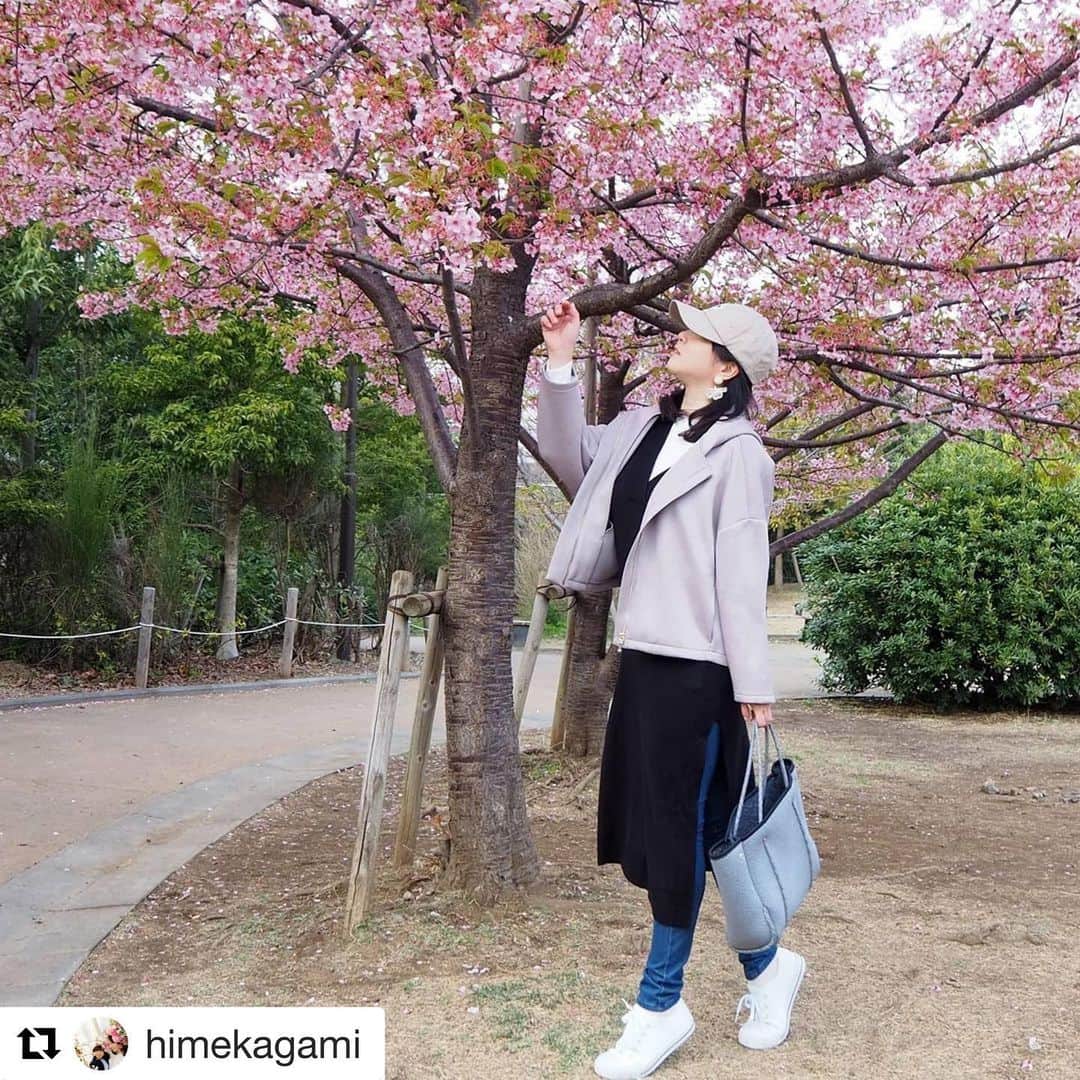 パシオスさんのインスタグラム写真 - (パシオスInstagram)「Repost @himekagami ・・・ 東京も桜の開花がはじまって、寒さも和らいできたので お花見したいなと思ったけど、今年も難しいそうですね（涙）  お散歩・ウォーキングしながらとか、密を避けて楽しむしかないかな。 でもやっぱり、桜を見ていると癒される。  先日、娘と一緒にお散歩したり公園へ行ったりするのにピッタリのアイテムを パシオスで買ってきました。  写真で着ているものは全部パシオス購入品。 娘たちと一緒に水遊びや泥遊びをしたりもするので、汚れやすくて プチプラアイテムは欠かせません。 全身揃えても１万円程度というプチプラ・コスパの良さなので通っちゃう。  @paseos_official ★コーデアイテム（品番）﻿﻿﻿﻿﻿﻿  ・ワンピース　4110286841 ・バッグ　3251260723 ・スニーカー　3151143021 ・キャップ　3355218025 ・ソックス　7356110201  #女の子ママ #ママコーデ #お洒落さんと繋がりたい #おしゃれさんと繋がりたい #プチプラコーデ #パシオス #pr #パシオスコーデ #パシオスコーデ部 #桜 #sakura #花見 #お花見 #お散歩コーデ #公園コーデ」3月16日 11時17分 - paseos_official