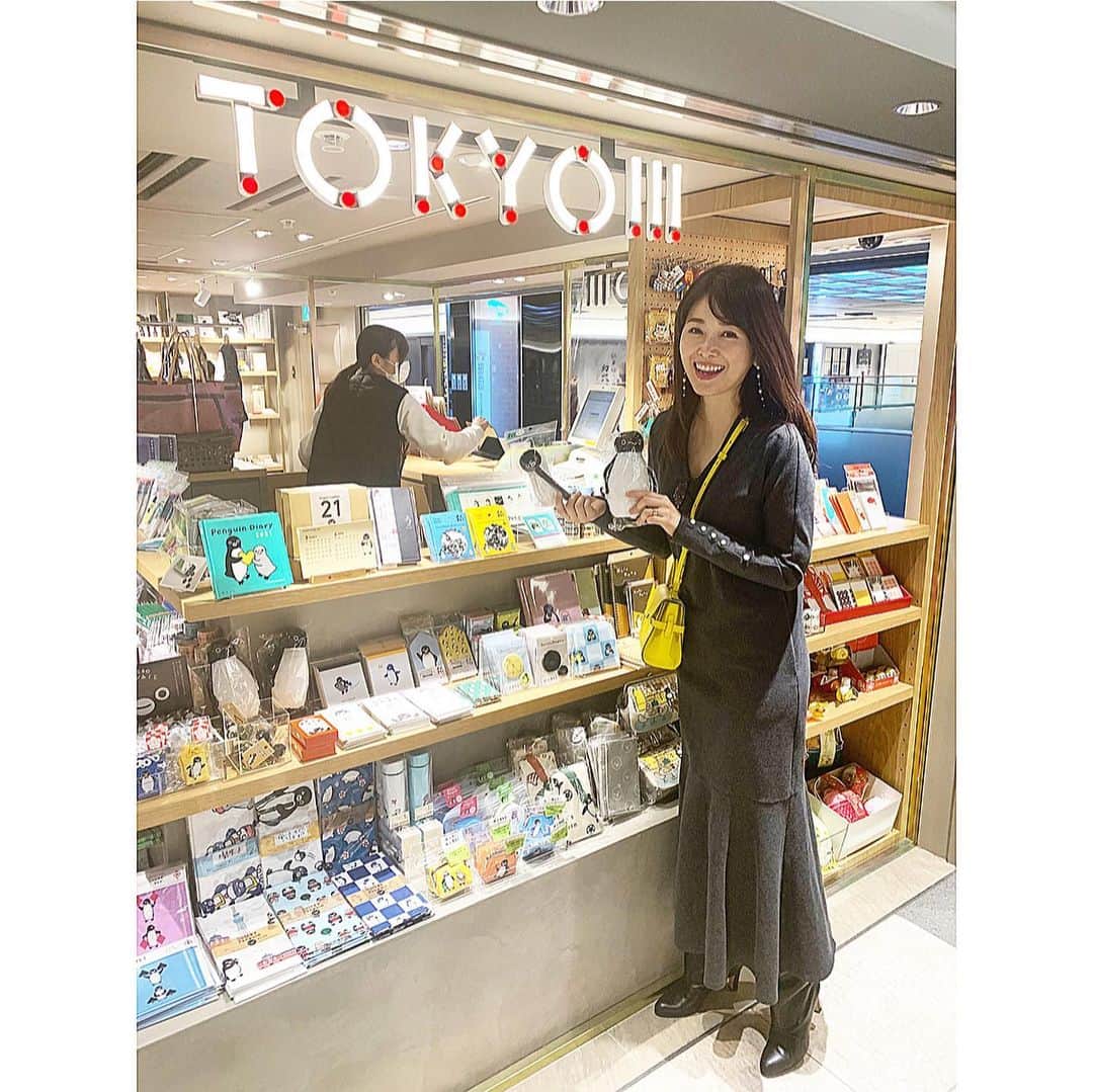 山本みらいさんのインスタグラム写真 - (山本みらいInstagram)「少し前のことになりますが… . 東京駅の中が最近ますます面白い。 . そんな話をきき、東京駅内のグランスタ東京へ。 . 東京のおすすめ雑貨が揃う#トーキョーみっつ へお邪魔して来ました。 @tokyo3.j . デザイン性が高く人にあげたくなるものがぎゅっと詰まった楽しい店内。 . 娘の友達にはこれ、私の友達にあげたいお洒落コーヒーなど、プチプライスでちょっとしたギフトになるものもあちこちに発見。 . SuicaのキャラクターでもあるSuicaのペンギングッズや東京の路線図のハンカチやレジャーシートとか、、私こういうのツボです。 . . 老若男女、あらゆる人に刺さるものが見つけられそうな、宝探しのような店内でわくわく過ごしました！ . . (※マスクは撮影時のみ外しています☺︎) . . #トーキョーみっつ #pr #グランスタ東京 #東京駅 #東京駅土」3月16日 11時52分 - mirai_yamamoto