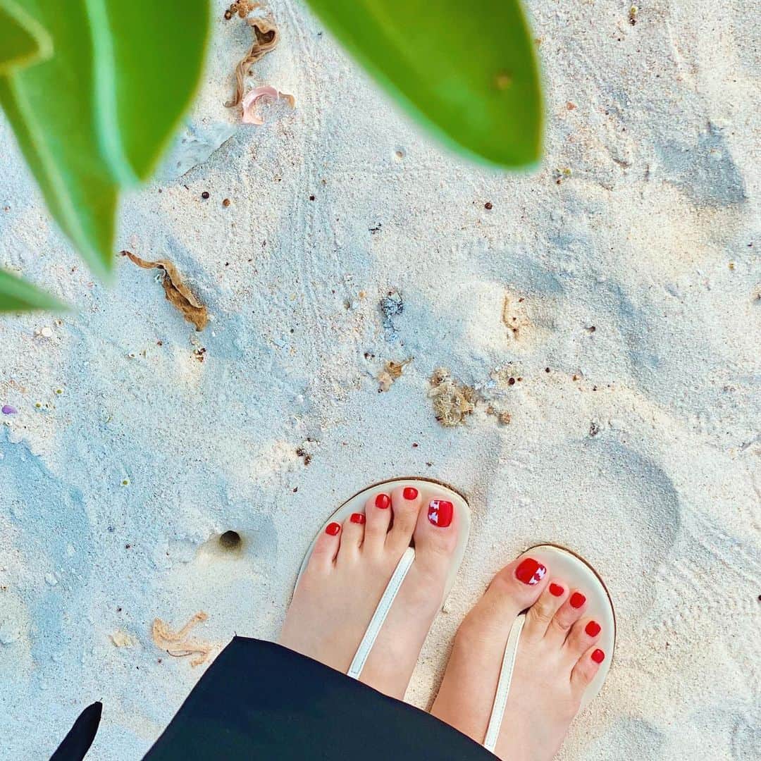 梅谷安里さんのインスタグラム写真 - (梅谷安里Instagram)「new foot nail🌿 @cherish_nail  安定の赤に少しだけアートしてもらったよ🥰 #nail#フットネイル#ネイル #summer#okinawa#宮古島」3月16日 11時57分 - anriworld