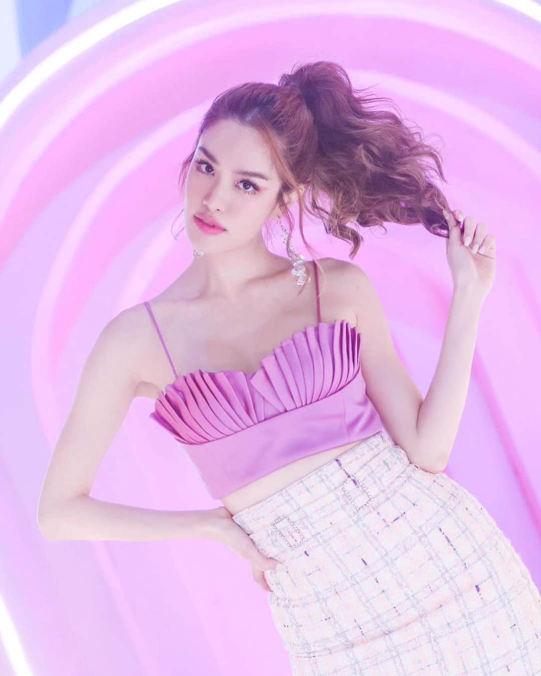 グレース＝カンクラオのインスタグラム：「💜💕@milin_brand #MilinMermaidXing @shu.global Thank you @thairath ka」