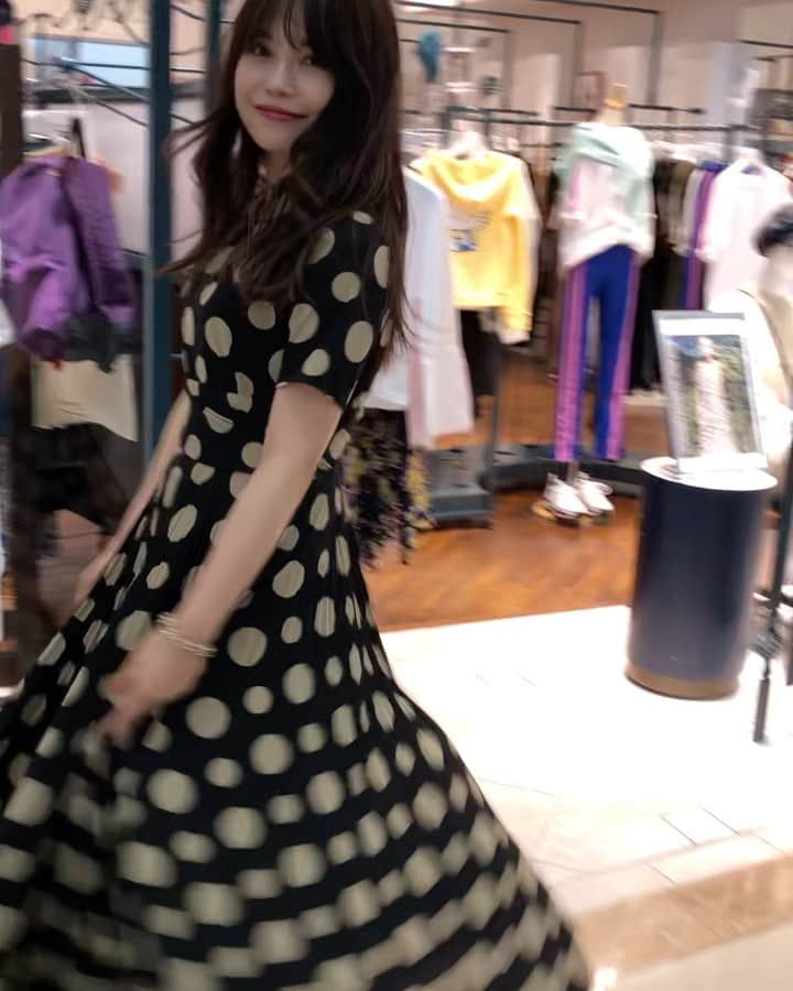 新谷美奈のインスタグラム：「.﻿ ﻿ リクエストいただいてた﻿ ドットワンピのひらひら動画💃🌸﻿ お待たせしましたー😁💕﻿ ﻿ 生地をたっぷり使ってるから﻿ 揺れる姿が美しくて絵になるー☺️🌷﻿ ストーリーでたくさんの可愛い❣️の﻿ お声をいただきありがとうございました❤️﻿ ﻿ Nina mew﻿ one-piece ¥37,000+tax﻿ ______________________________________﻿ ﻿ ✔︎ギャザーカード10回無金利！﻿ ✔︎ゆめカード5回無金利！﻿ ✔︎ギャザー会員様限定！最大10%OFFのお得にお買い物ができるスペシャルクーポンプレゼント！﻿ ぜひこの機会にご来店下さい😊﻿ ﻿ @ninamew_official#Ninamew#ニーナミュウ#セレクトショップ#selectshop」