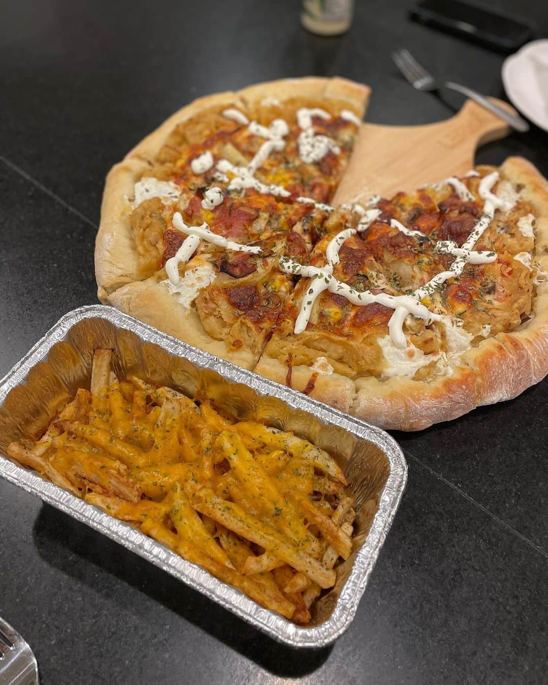 チェ・ナヨンのインスタグラム：「와 대박 ❤️❤️ yummy 😋  #피자놀이#베이컨감자피자#고구마치즈크러스트 #맛있다#감자튀김#모두홈메이드#pizza#baconpotatopizza#richgoldpizza#sweetpotetopizza#cheesecrust#koreanpizza#frenchfries#allhomemade @j.lee5」