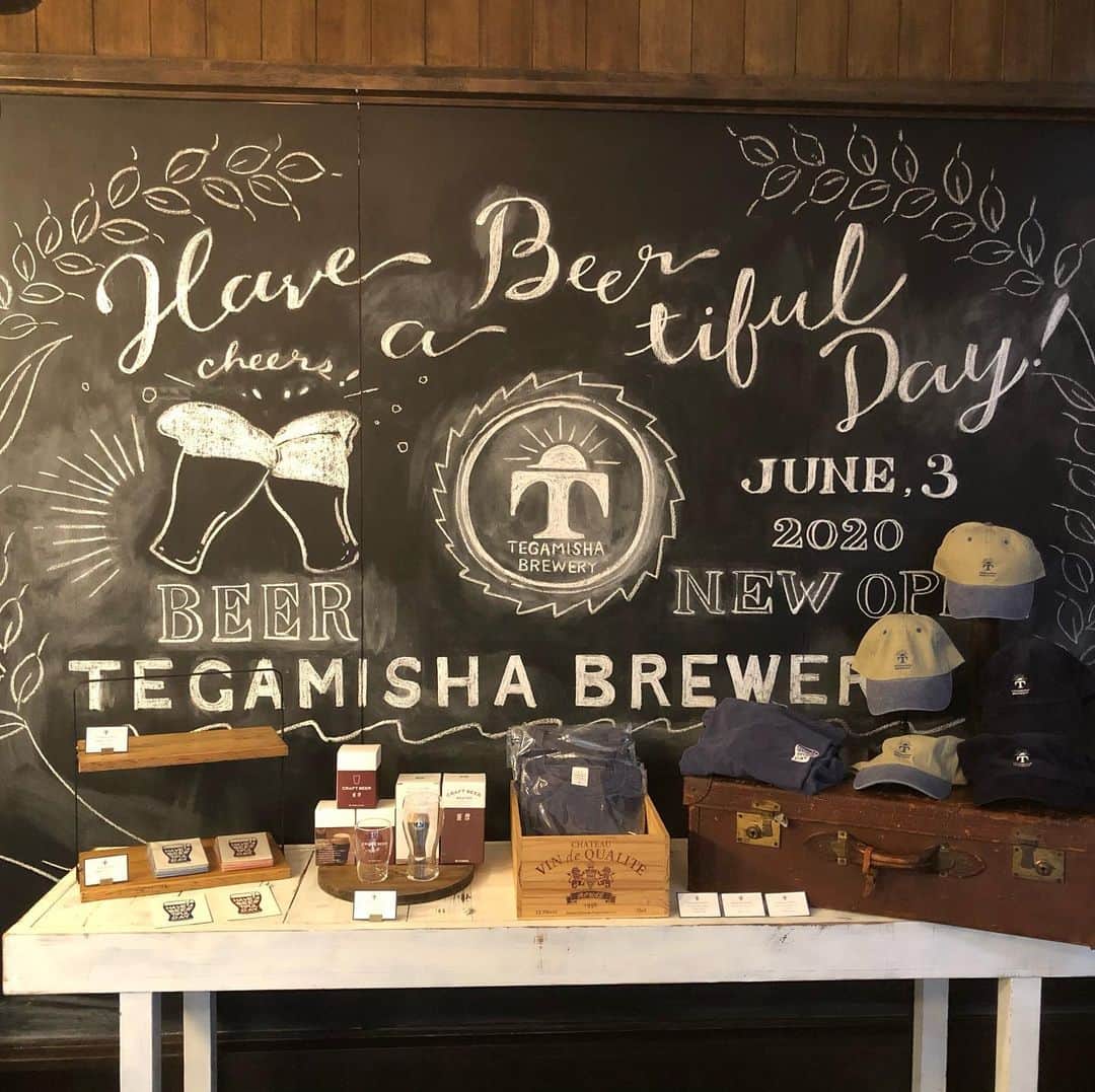 手紙社のインスタグラム：「＊【TEGAMISHA BREWERY】　平日（水・木）営業再開のお知らせ  明日3月17日（水）よりTEGAMISHA BREWERYでは平日（水・木）の営業を再開させていただきます。 営業時間は金・土・日と同じ14:00〜20:00（L.O:19:00）となります。また緊急事態宣言の状況によっては営業時間が変更となる場合がございますので、その際は改めましてご案内いたします。今後ともよろしくお願いします。  《営業日時》 ＊平日、土日祝日　　　14:00〜20:00　 　（L.O:フード・ドリンクとも19:00）  ＊定休日　　月＆火曜日（祝日の場合は営業。振替休業あり）」