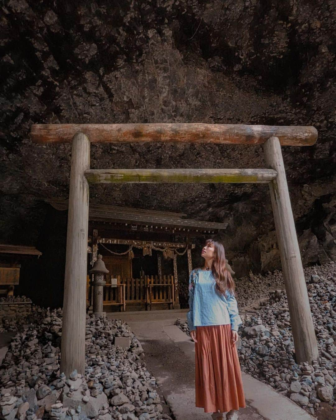 さんのインスタグラム写真 - (Instagram)「【My Secret Spot - Miyazaki】  This spot was originally featured in an exclusive article for my blog subscribers only, but I guess it’s time I share it publicly!  Amanoiwato Shrine is one of my all time favorite shrines. On the very top!  This divine power spot of Takachiho, Miyazaki prefecture was so hauntingly majestic it literally gave me goosebumps when I visited.  This was the exact spot where the gods, in Japanese mythology, gathered for a meeting so to get Amaterasu, the sun goddess who hid in the cave and caused the world to be cast into a total darkness, to come out and bring sunshine to the world again.  This legend is one of the most popular you should ever need to know in regards of Japan’s spirituality. And you can come and relive it right here at Amanoiwato Shrine.  #cheesieinkyushu #amanoiwatoshrine #天岩戸神社 #天安河原 #miyazaki #高千穂 #takachiho #cheesieatshrines」3月16日 12時39分 - cheeserland