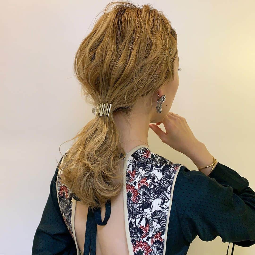 のインスタグラム：「2021,03,16のアレンジ あったか〜🌸このくらいの気温好き〜😉 柄ワンピにはシンプルが一番🙈 しっかり巻いてからローポニー🚩 朝からせっせとお部屋片してたらすっかりお昼過ぎてた😂💦 ポニーフック… @cilsoie ×YU-U イヤーカフ… @__ieyoshi__ ピアス… @nood.aoi ・・・ #ヘアアレンジ #ミディアムアレンジ #ロブアレンジ  #uロブアレンジ #hairarrange #hairstyle #tcbsnap #cilsoie #fumietanaka #noodaccessory #__ieyoshi__ #ひとくせポニー」