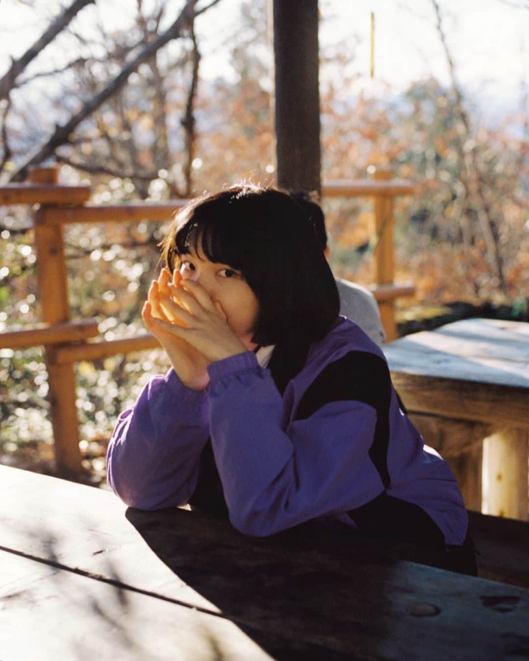 上原実矩さんのインスタグラム写真 - (上原実矩Instagram)「高尾山は秋冬の背景ですが、世はすっかり春ですね。うらら〜」3月16日 12時52分 - miku_uehara