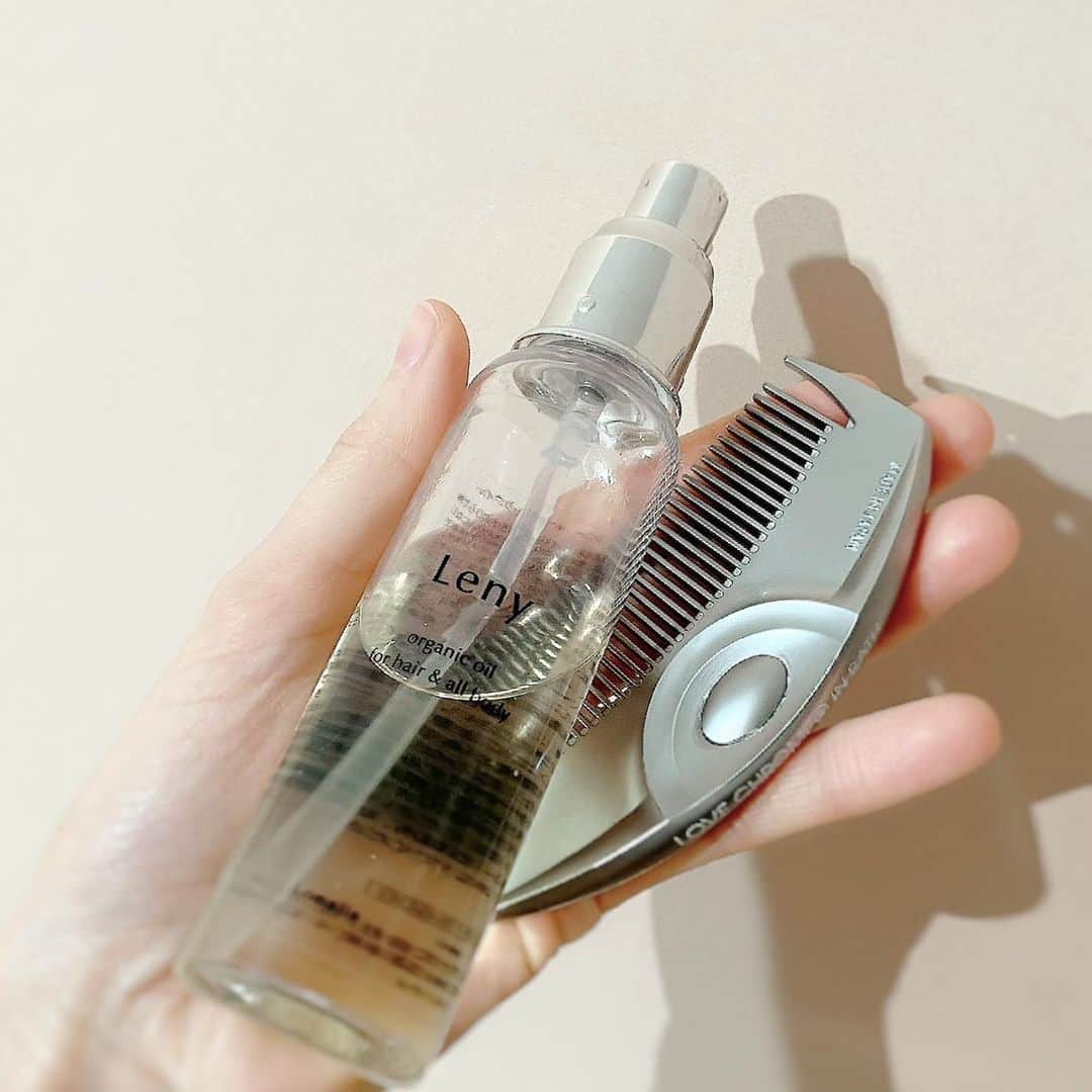 乙黒えりのインスタグラム：「ヘアケア  ツヤが出る @leny_project  #レニーオイル 静電気の起きないクシ @lovechrome_tokyo  入浴時のトリートメントの時必ずこのクシでとかしてるよ！  #ヘアケア#ヘアオイル#ヘアコーム」