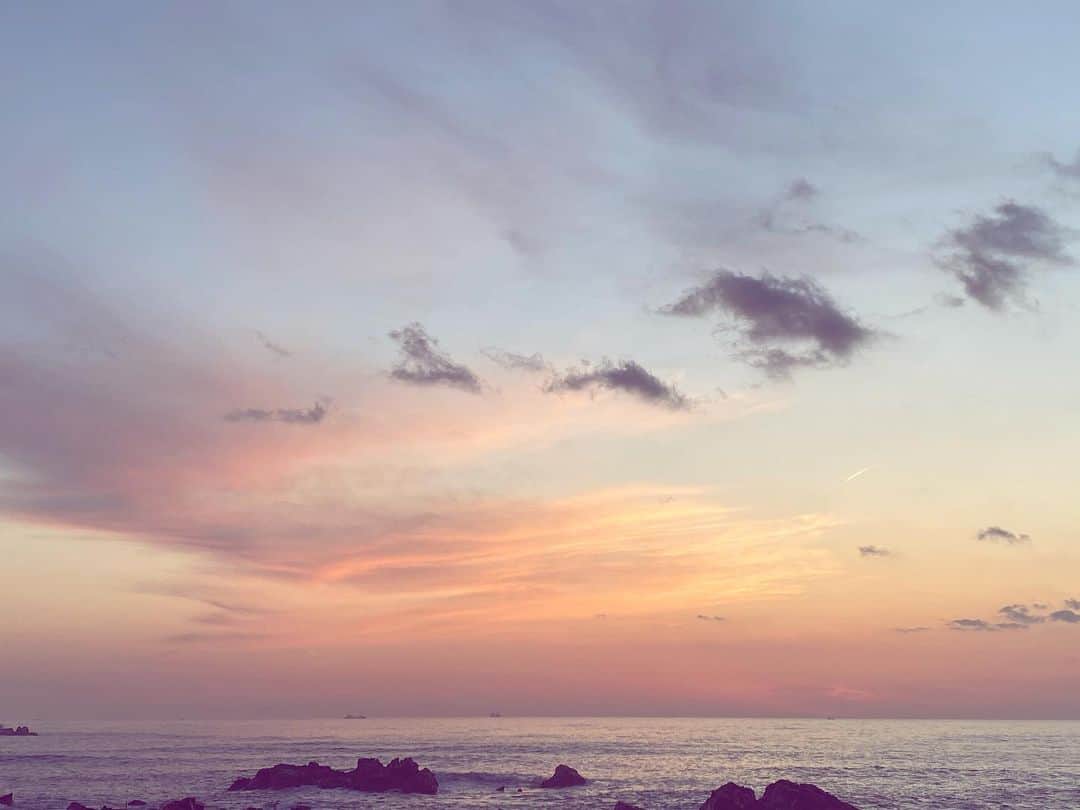 早坂香須子さんのインスタグラム写真 - (早坂香須子Instagram)「ピンクからゴールドへ自然が見せてくれる朝のドラマ。 夜明け前に早起きして良かった！」3月16日 13時02分 - kazukovalentine
