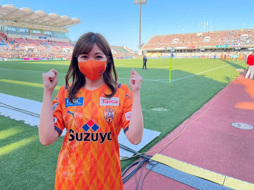 山﨑加奈さんのインスタグラム写真 - (山﨑加奈Instagram)「・ 日曜日の清水対鳥栖戦⚽️🌟 結果は0-0と、ホーム初勝利はなりませんでしたが、それでも初の無失点✊🏻✨ 私も初のピッチリポートでした！ たくさん準備しても言えることなんてほんのわずかで、たくさん準備したつもりでも事前に調べておくべきことはまだまだあって🥺 もっとああすれば良かった〜って思うことだらけだけど、でも試合の1番近くでリポートするのはめちゃくちゃ楽しかったです🥳 またしたいなっ！！！！！🥰 明日のアウェーでの広島戦こそ、勝ち点3を期待しましょうっ💖💖 ・ #清水エスパルス #サガン鳥栖  #サンフレッチェ広島  #がんばれエスパルス✨  #アイスタ #サッカー　#⚽  #jリーグ  #jリーグ中継 #スポーツキャスター #アナウンサー #オレンジサポーター  #みなスポ #山﨑加奈」3月16日 13時13分 - kana_yamazaki_sbs