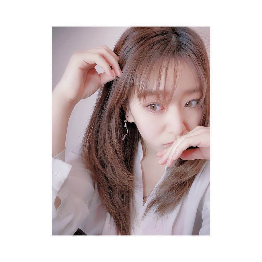 中冨杏子さんのインスタグラム写真 - (中冨杏子Instagram)「.*･ﾟ　.ﾟ･*.☁.*･ﾟ　.ﾟ･*. . 今日はポカポカで気持ちよかったー！！！ . 春と 秋が 好き😌🌸🍁 . でも花粉つらい。。。 . . 明日も素敵な1日でありますように✳ . #白シャツ大好き #明日はyoutube生配信の日  #昭和サブカルチャンネル #みてくださいね #私もYouTube #やってみたい今日この頃 #クシャ顔 #153cm #コメントありがとうございます」3月17日 0時09分 - anko_nakatomi