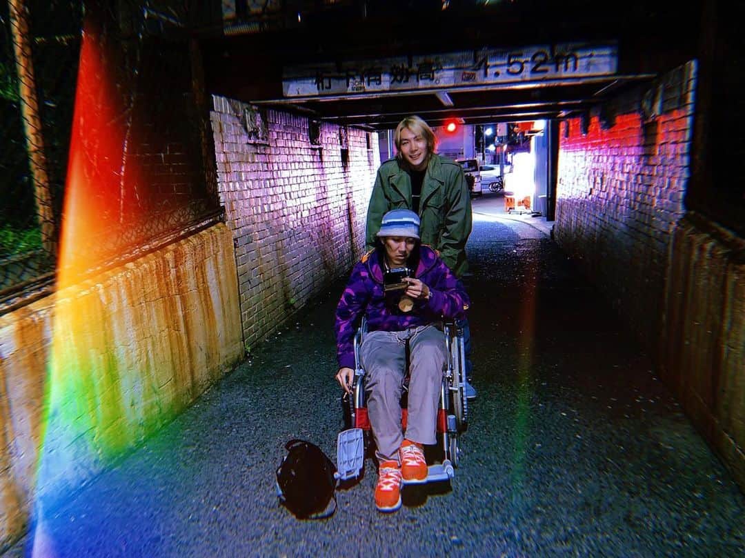 ジョーブログのインスタグラム：「友達の目が全く見えない全盲のカメラマンおーちゃんと西成散歩してた！  おーちゃんは、目が見えないのに全国47都道府県を1人で旅した伝説の男！！  俺が世界旅するのとは訳が違うくらい難しいはず。 おーちゃんがやったのなら一歩踏み出せないなんて言い訳ができない。  できないなんてことはないんやと証明してくれる男。」