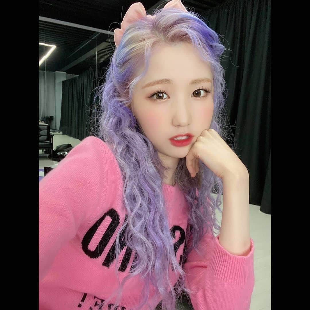 IZ*ONEさんのインスタグラム写真 - (IZ*ONEInstagram)「🌸PINK BLUSHER🌸  포도미 긴머리 버전 어땠어요~?ㅎㅎㅎ 계속 하고 싶었던 무대를 드디어 보여드릴 수 있어서 좋았어요🥰  ポドミ🍇のロングヘアどうでしたか〜？笑 ずっとやりたかったステージをついにお見せすることができて嬉しかったです💐  #히토미 #ひとみ #本田仁美 #IZONE #아이즈원 #アイズワン」3月17日 0時08分 - official_izone