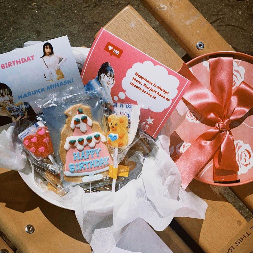 三橋栄香のインスタグラム：「これもめちゃ可愛かったやつ〜〜🧁🌷私の好きなものが沢山詰まっていたかわいいぃぃ☺️ ステキなプレゼント頂いて喜ぶ私🕊🕊🕊眩しそう笑」