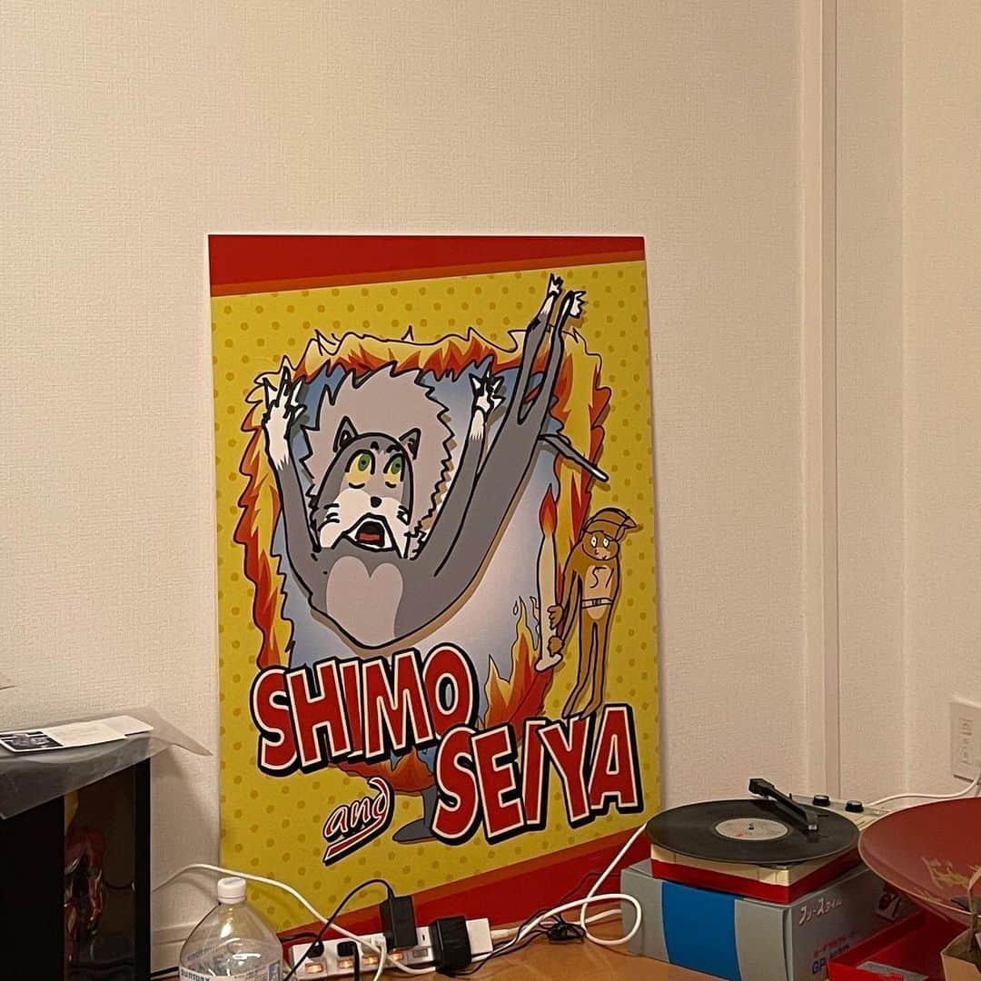 せいやさんのインスタグラム写真 - (せいやInstagram)「アメトーークで描かしてもらった絵を部屋に飾ったらめっちゃいい感じでした！😊 #アメトーーク」3月16日 22時40分 - seiya_shimofuri