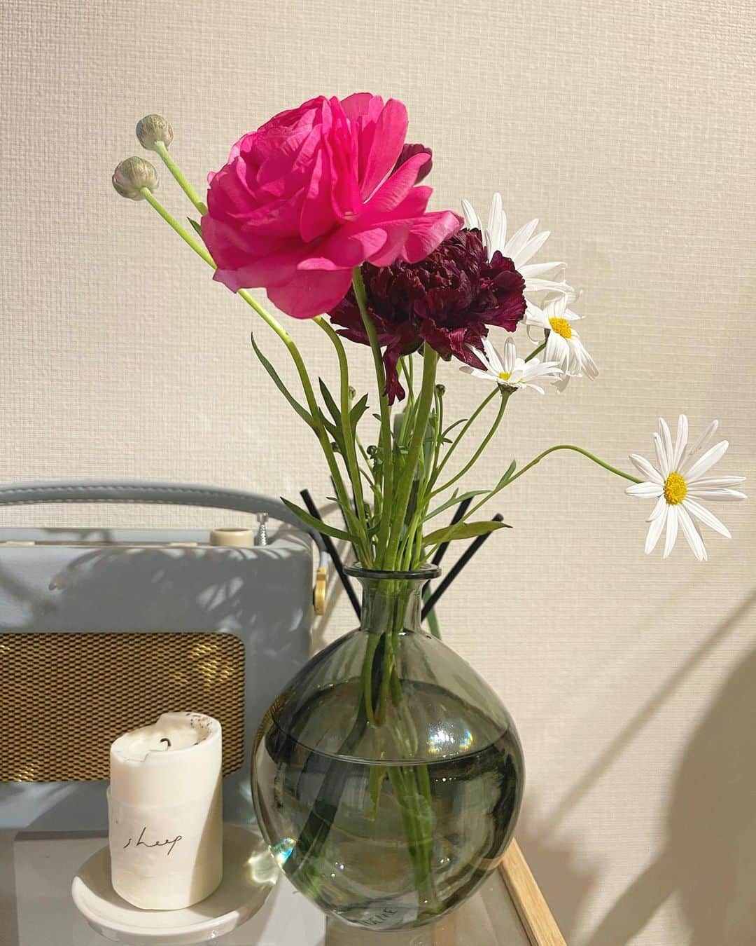 江野沢愛美さんのインスタグラム写真 - (江野沢愛美Instagram)「このお花のために 今日新しくフラワーベースを手に入れた💐💕！ コロンとしたのがほしくてこれー！ってなった かわいいやつ集めたいな  バラの色かわいい！うれしい！お花大好き！ #芸術的なマーガレット #sheepのキャンドルはミントティーの茶葉がキャンドルに埋め込まれてていい香りよ」3月16日 22時59分 - enosawa_manami