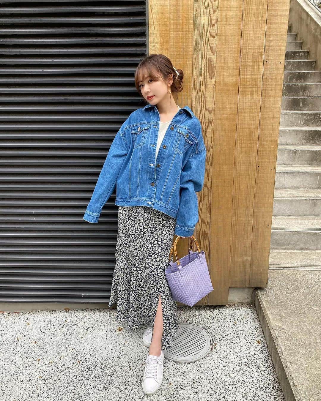 西川瑞希（みずきてぃ）さんのインスタグラム写真 - (西川瑞希（みずきてぃ）Instagram)「ロングスカートにあえてゆるんっと大きめのアイテムをあわせると一気に今っぽコーデに🌼  Cherie Monaのデニムジャケットは程よくビッグなシルエット。小花柄スカートとの合わせで、逆に女性らしい雰囲気にみせてくれます//  @cheriemona_official ✴︎ バックフリルデニムジャケット ✴︎ フラワースリットロングスカート  今日はCherie Monaミーティング後にインスタライブでした☺︎見てくださった皆様ありがとうございます✨  明日3/17 18:00〜発売の新作もお見せしたので気になる方は是非IGTVからチェックしてみてね！  #cheriemona #springfashion #ss #春コーデ #春スタイル #花柄スカート #デニムジャケット #Gジャン #カジュアルコーデ」3月16日 23時12分 - mizuki_nishikawa_
