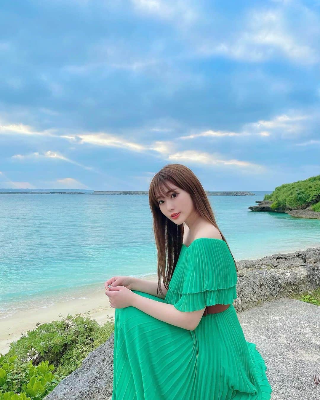 藤川沙弥のインスタグラム：「綺麗な空と海🐚🌊 初の宮古島の綺麗さに圧倒🙏🏻🌈  #宮古島 #miyakojima #miyakojimaisland #旅行 #たびじょ #たびすたぐらむ  #宮古砂山ビーチ #プライベートビーチ」