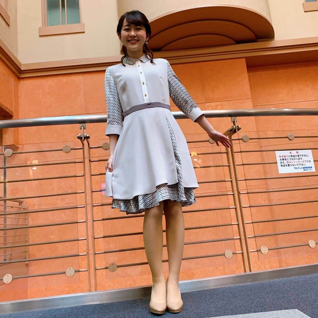 TBS「グッとラック」のインスタグラム：「【3月15日(月)の若林アナ🌸コーデ】  今日は、とても暖かくて、ワンピース一枚で日中は、平気でしたね❣️ 襟や袖部分にプリント ワンピースのベース部分にもプリントと 異素材を上手く組み合わせて、この一枚着ているだけでお洒落になるワンピースです✨  byスタイリストさん  ワンピース→LOVELESS ピアス→お世話や  明日のOA（あさ8:00〜）もお楽しみに！！  【#若林アナコーデ　で検索すると、今までのコーデがチェックできます❣️】  ※写真撮影の時のみマスクを外しています  #グッとラック！#tbs #若林有子アナ#若林有子#アナウンサー #ファッション #今日のコーデ#ootd#きょコ #コーデ #女性ファッション #ピアス #お世話や#ワンピース#LOVELESS #冬コーデ#春コーデ#ヘアスタイル#ヘアセット#アナウンサーコーデ#アナウンサー衣装 #アナコーデ#月曜#若林アナコーデ #朝8時から#生放送」