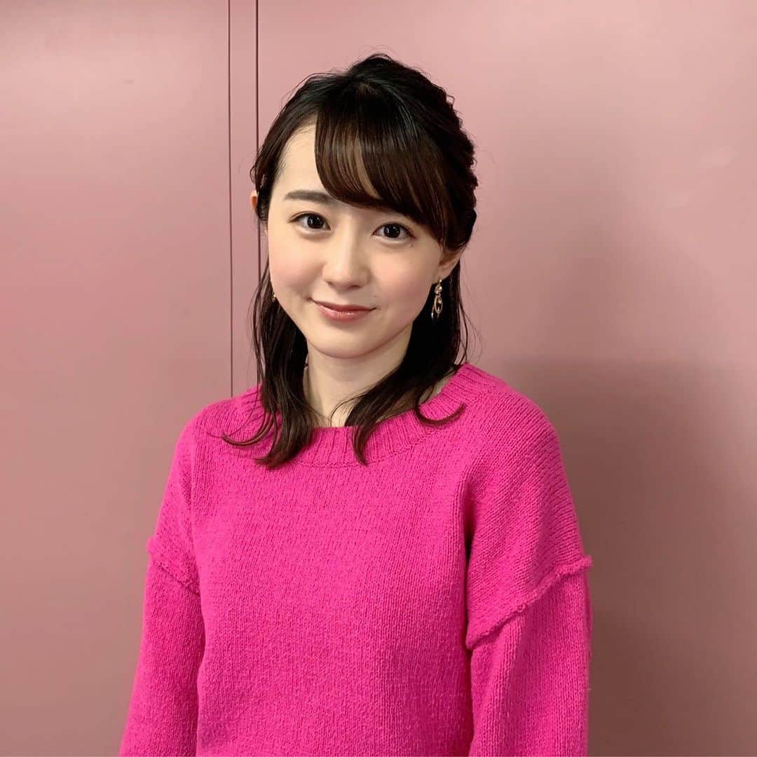 TBS「グッとラック」のインスタグラム：「【3月16日(火)の若林アナ🌸コーデ】  ビビットピンクのニットに トロミ素材のスカート オーロラのようなプリントなので揺れるととても綺麗に見えます✨ トップスを黒に変えて大人っぽくコーデするのも素敵です❣️  byスタイリストさん  トップス→LOUNIE スカート→Stola ピアス→お世話や  明日のOA（あさ8:00〜）もお楽しみに！！  【#若林アナコーデ　で検索すると、今までのコーデがチェックできます❣️】  ※写真撮影の時のみマスクを外しています  #グッとラック！#tbs #若林有子アナ#若林有子#アナウンサー #ファッション #今日のコーデ#ootd#きょコ #コーデ #女性ファッション #ピアス #お世話や#トップス#LOUNIE#スカート#Stola #冬コーデ#春コーデ#ヘアスタイル#ヘアセット#アナウンサーコーデ#アナウンサー衣装 #アナコーデ#火曜#若林アナコーデ #朝8時から#生放送」