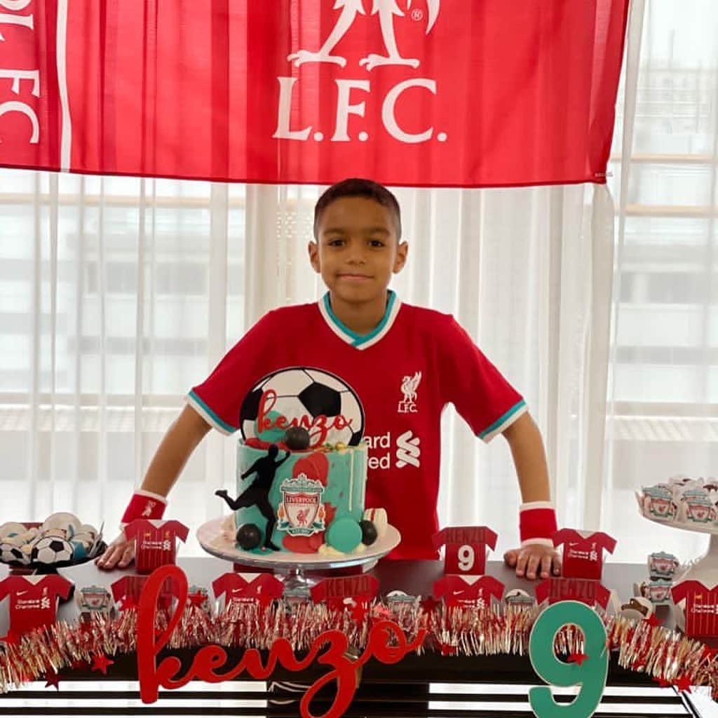 ダンクレーのインスタグラム：「Meu filho, este é um dia muito especial, pois nesta data Deus me deu o melhor presente da minha vida: você! Feliz aniversário, meu amor!  Desde que você nasceu uma felicidade incomparável nasceu também no meu coração. Tudo ficou melhor, mais perfeito ainda, e hoje só tenho a agradecer a Deus por esta maravilhosa dádiva.   Você é a  razão da minha alegria diária, da minha realização como pessoa, você é a luz dos meus dias, e meu coração lhe pertence hoje e para sempre. O amor que eu sinto por você é eterno, incondicional e muito especial.   Que você possa aproveitar cada momento deste dia e deste novo ano que está por vir. Que Deus proteja você e abençoe seu caminho. Estarei sempre orando pela sua paz e pela sua proteção.  Seja feliz, meu filho, porque você é um menino de ouro! Parabéns Papai te ama muito!!! #KENZO5️⃣5️⃣⚽️#KENZOFAZ9️⃣🙌👨‍👦🎊🎉🎈🔥🙌」