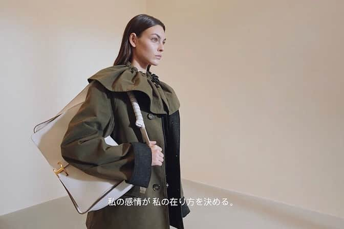 WWDジャパンさんのインスタグラム写真 - (WWDジャパンInstagram)「デジタルFW取材：「トッズ（TOD’S）」は詩を読み上げるようなナレーションが入った素敵な映像でした。“IN A MOMENT”をテーマに女性の多面性を、さまざまなアングルからとらえています。ヴァルター・キアッポーニ（Walter Chiapponi）による3シーズン目のコレクションとなりましたが、どんどんヴァルターらしさが分かってきた気がします。バッグとシューズはシンプルでモダンなデザインですが、どこか印象に残るキャッチーさがあります。  モデルは4人だけ、舞台は1つの建物。エフェクトなどは使用していませんが、アイコンとなる鍵穴風の構図を定期的に差し込みつつ、シーンがどんどん切り替わるから飽きさせません。その軽快さが今の「トッズ」のモダンさと合っていて好感度が高いです。ルックはしなやかなレザー使い、きれいな色使いが印象的で、押しつけがましくなく、着る人のスタイルを尊重する余白があります。  チャンキーヒールのローファーは、レモンイエローなどの鮮やかな色使いがとてもかわいいですね。前シーズンから継続のホーボーバッグ“オーボエ バッグ”は、スタイリッシュな見た目で仕事バッグにもなる容量があり、次なる「トッズ」のITバッグになる気がします。ブランドの“T”のマークも新たにアコニックに提案していて、アクセサリーのいたるところに見られます。  映像とルックは @wwd_jp のプロフィールのリンクから  #トッズ #TODS #WalterChiapponi」3月16日 23時37分 - wwd_jp