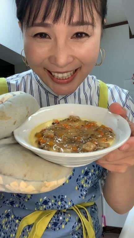 前田阿希子のインスタグラム：「・ ・ ・the kindestさんの『イラとキノコのあんかけ』と 『赤ビーツのピューレ』を使って、 風邪引きさんにも食べやすいご飯とオヤツを作りました😆 ・ ・ 🐟イラときのこのあんかけ茶碗蒸し🍄  【材料】（1人分） ・イラとキノコのあんかけ…大さじ3 ・だし汁…50cc ・溶き卵…2/3個  【作り方】 ① 卵にだし汁を加えて混ぜる ②ラップをして蒸し器で10分加熱する （レンジなら、500〜600wで 様子を見ながら30秒程加熱） ③できあがったらイラのあんかけを温めてかける ・ ・ 🍨赤ビーツのジェラート🍌  【材料】（4人分） ・バナナ…1本 ・プレーンヨーグルト…100g ・赤ビーツピューレ…25g （パウチ半分） ・レモン汁…1/4〜1/2個分 ・蜂蜜…小さじ1 （一歳未満のお子様には抜いてあげてください。）  【作り方】 ①バナナは皮をむいてスライスし、レンジで（500w1分）加熱する。 ②バナナをフォークで潰して、ヨーグルトと、赤ビーツのピューレ、レモン汁、蜂蜜を加えて混ぜる。 ③冷凍庫へ。30分くらいしたら撹拌→冷凍庫を2回くらい繰り返す。  【ポイント】 ☆凍らせすぎたら20秒ほど、レンジで解凍してください。  ☆甘みが足りない時は、1歳未満のお子様にはお砂糖小さじ1で代用してください😋 ・ ・ ・ さて、双子は食べてくれるかな？😆💦  皆さまも、是非お試しを❤️ ・ ・ ・ #thekindest#カインデスト #離乳食#離乳食後期 #簡単レシピ#ママスタグラム #ベビーフード#10倍粥 #インスタライブ #りょうりすたぐらむ #双子#双子ママ #双子ママと繋がりたい #子育て#子育てママ  #子育てママと繋がりたい  #双子のいる生活 #子どものいる暮らし #子どものいる生活  #ちょっと風邪気味の子 #食べてくれるといいな #ままのて#たまひよ #ベビスタグラム #コドモノ#こどものごはん」