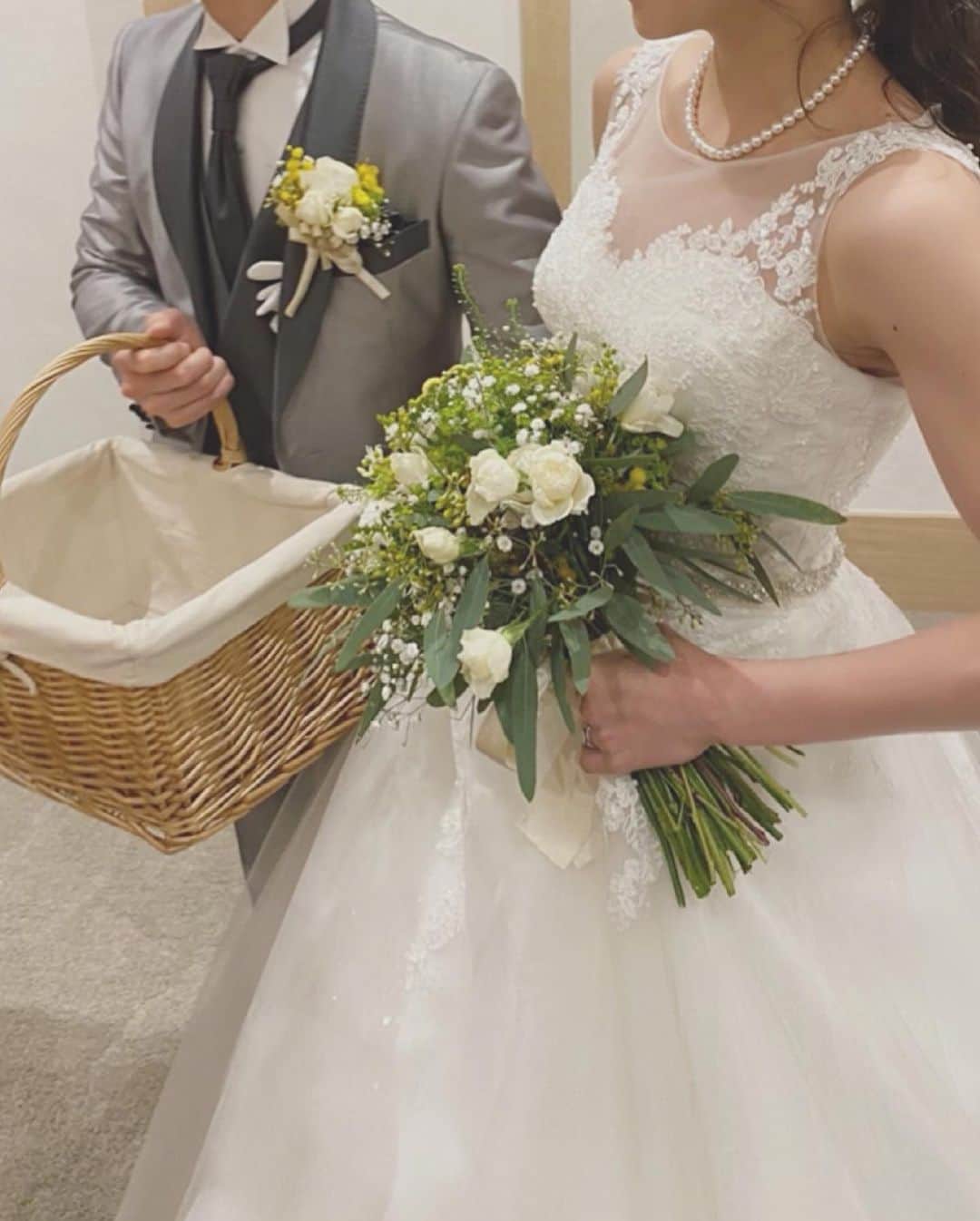 のインスタグラム：「💍💍💍 . . . 先日ですが学生時代からの友人の結婚式に行ってきました💐✨ 白無垢で登場した時美し過ぎて興奮しながらも保護者目線で見てしまい泣き、新郎さんに大切にしてもらっているのがとても伝わってきて保護者目線になり泣き、とりあえず友人目線というより保護者目線で見てしまい何回泣いたか分からないけどそれ以上に友達の幸せそうな姿を見たり久しぶりに学生時代の友人達と集まれて沢山笑った1日でした🤣💓 数日経った今もずっと余韻に浸っている、、 . そしてこのご時世なのもあってご本人達も会場のスタッフさん達も物凄く気を遣ってくださっていました。 スケジュールを変更したり万全の体制でゲストを迎えるのもとても大変だったと思います。 ですが大切な友達の晴れ姿を見ることができて本当に嬉しかったです。 . . 集合写真のバラバラ感もすき😂✨✨ 本当は皆の顔も載せたかったのですが念の為隠させていただきました🙇‍♀️ 落ち着いたらまたゆっくり集まりたいな🥰 . . #珍しく一回で大吉をひきました #weddingday  #💍」