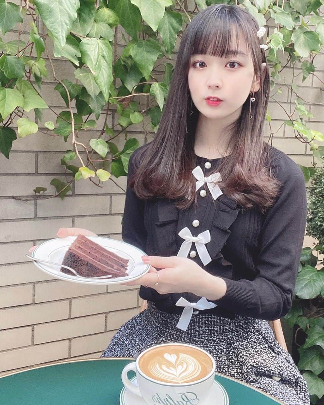 高田もものインスタグラム：「. 今日は1日ゆったりまったりしてました！！！！！ . ちょっとあたたかかった気がして春だなあとなりました！！！！ . かしこ！ . #高田もも #かしこってなに #かしこ #かみやど #ひらがなかみやど #instagood #instagram #表参道 #表参道カフェ #カフェ #カフェ巡り #東京カフェ #韓国ファッション #韓国 #カーディガン #blackoutfit #ミスid2021 #ミスid #あいどる #アイドル #idol #japaneseidol」