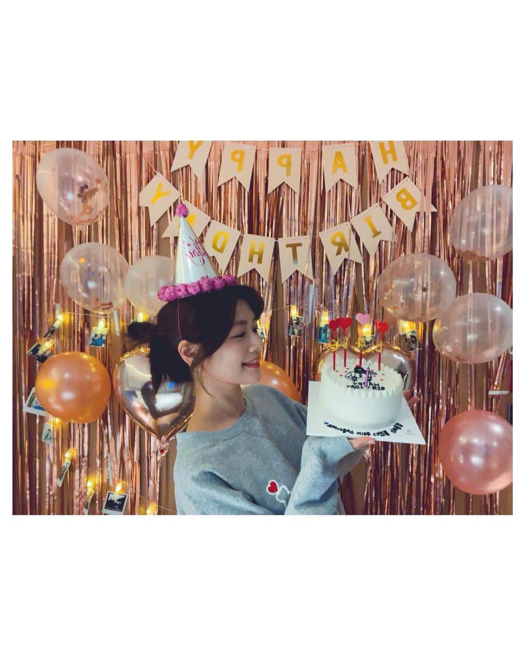 チョン・ソミンのインスタグラム：「생각지도 못한 깜짝 파티🥰 너모 놀라서 비명을 질러버린 그 생일파티😳 정신없는 지방촬영중에 이거 준비한다고 고생했을 NA01팀 진짜 최고야 너무 고마워요💕💕 생일축하해주신 모든 분들 감사합니다🙇🏻‍♀️」
