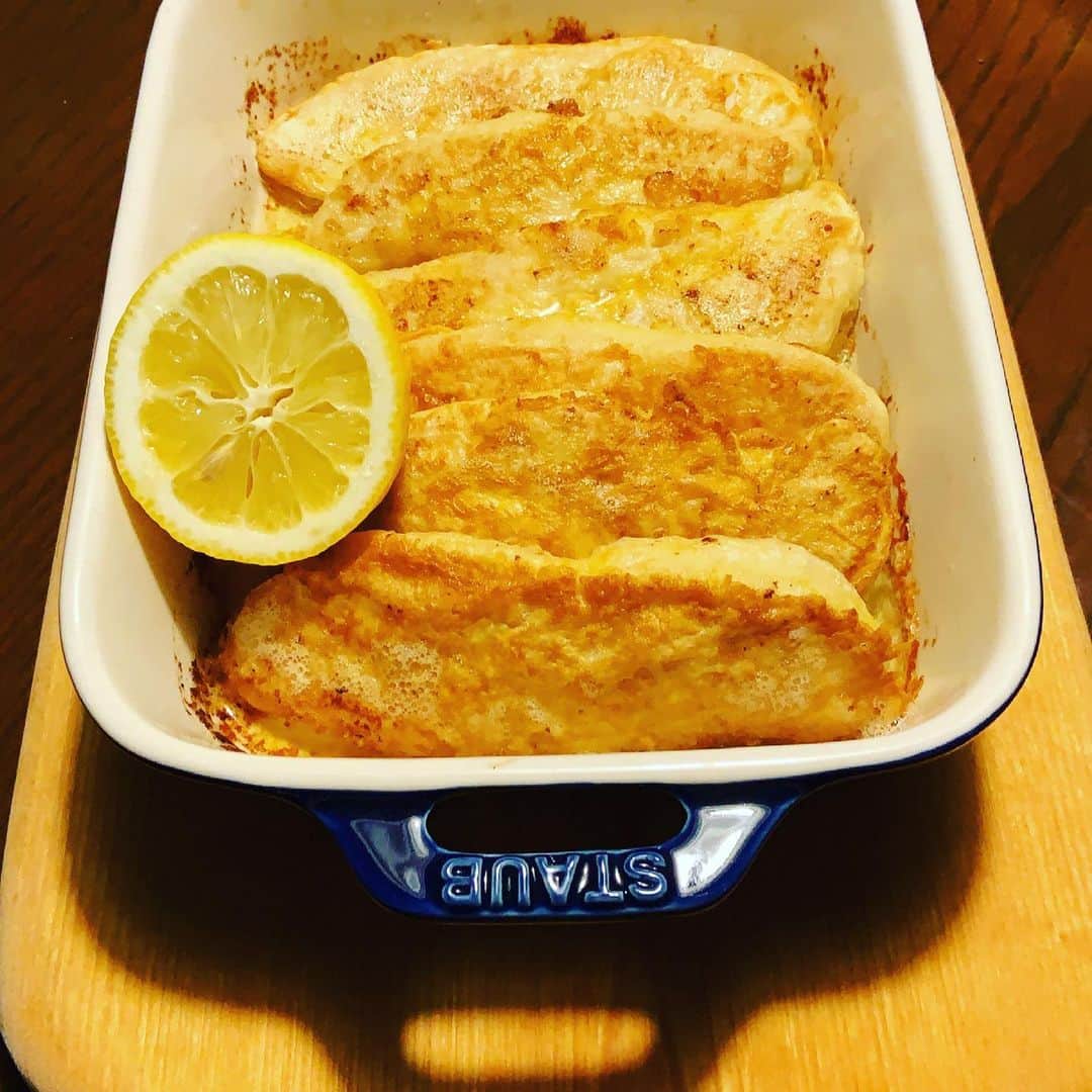 志摩有子さんのインスタグラム写真 - (志摩有子Instagram)「パスタの副菜はささみバター。staubのレクタンギュラーディッシュ、この小さめサイズが使いやすい。レモン汁はたっぷりが美味しい🍋上手に作るコツは美味しいルーティンでもご紹介しています。 おかげさまで、美味しいルーティンも3刷りめの連絡を頂きました。ありがたいことです。  #ささみバター #staub #ストウブ #レクタンギュラーディッシュ  #副菜の鬼 #arikoの美味しいルーティン」3月16日 23時46分 - ariko418