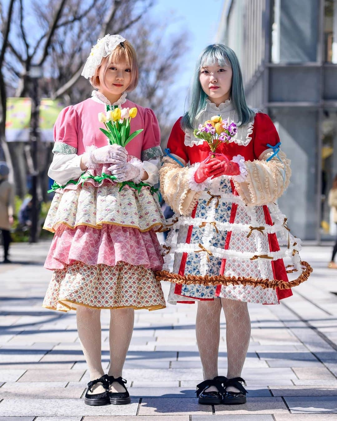 Vogueさんのインスタグラム写真 - (VogueInstagram)「Thought the fall 2021 season was over? The shows are picking up again in Tokyo, and @tokyofashion is on the ground documenting the best looks on the street. Locals are greeting the warmer spring weather with experimental volumes, bold colors, and expressive prints, but you’ll be surprised to see a few minimalist looks, too.   Tap the link in our bio to see more of the best street style from Tokyo Fashion Week. Photographed by @tokyofashion」3月17日 0時01分 - voguemagazine