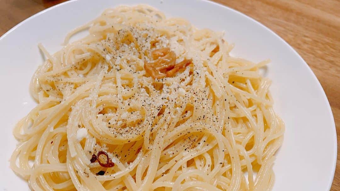 金子貴俊のインスタグラム：「ロケ終わって帰宅して、どうしても食べたくなってしまったペペロンチーノを夜遅くに作ってしまった💦シンプルで美味い😋最高だ。」