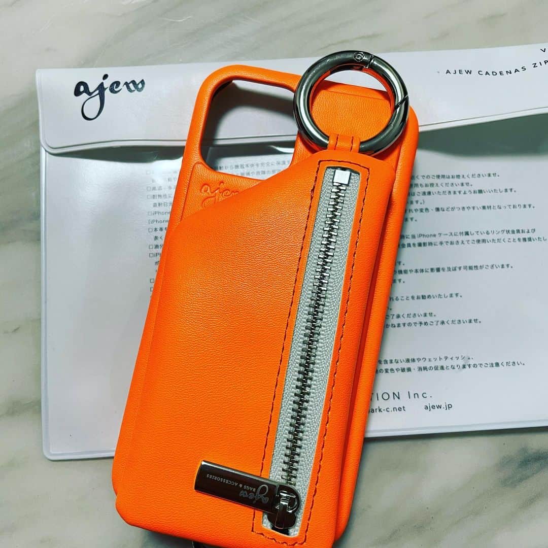 のインスタグラム：「携帯とケース変えました！^ - ^ 一番好きなオレンジ！！ #iPhone12pro#ajewiphonecase #ajew  #オレンジ#ネオン」