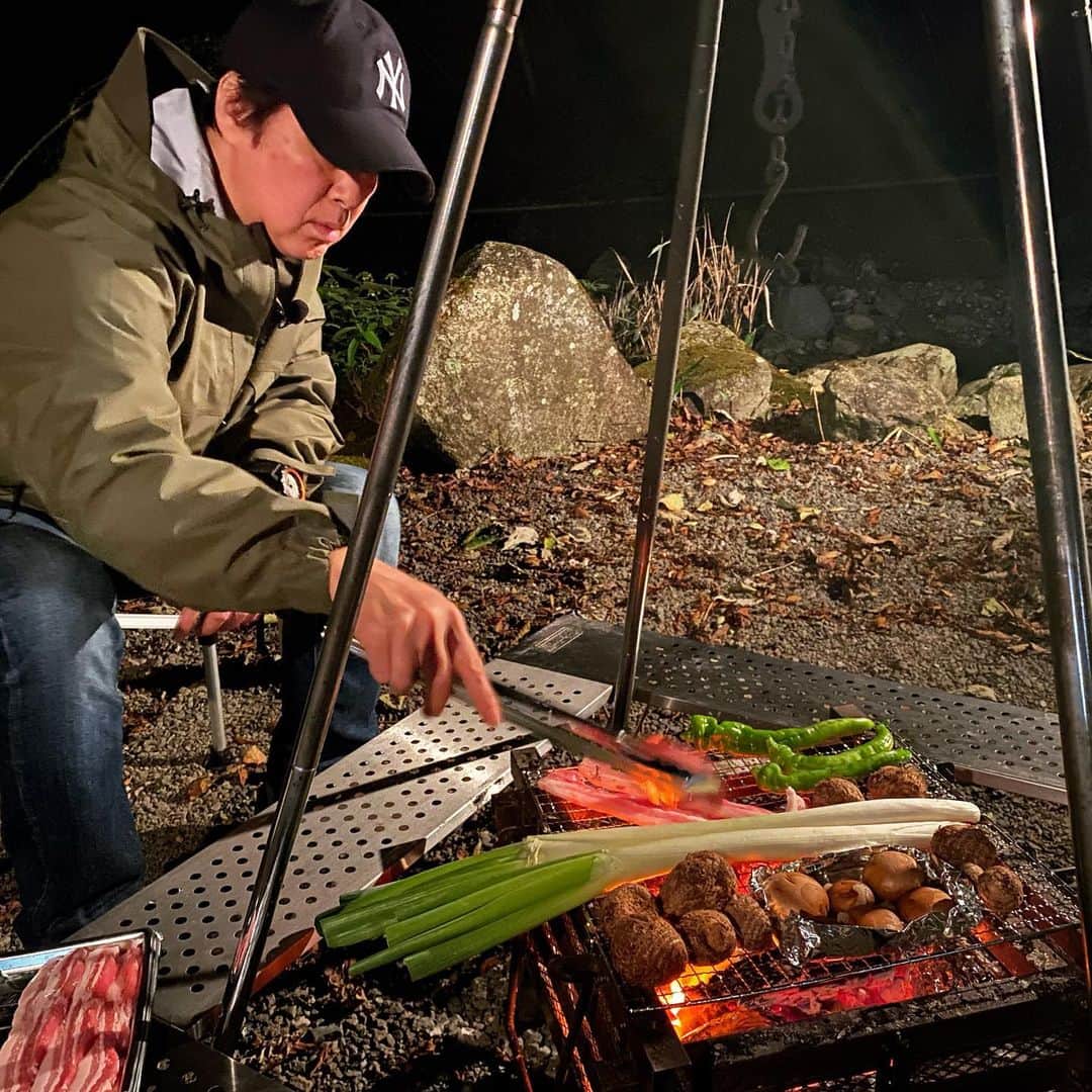 植草克秀のインスタグラム：「キャンプ最後の夜は残りものもなんでも焼いてたべる！  万願寺とうがらしは醤油と鰹節で、里芋は塩で😆  ネギは真っ黒になるくらい焼いて、むいて、トロトロの中身を食べるのがうまい！  #植草克秀  #katsuhideuekusa  #キャンプ #キャンプ飯」