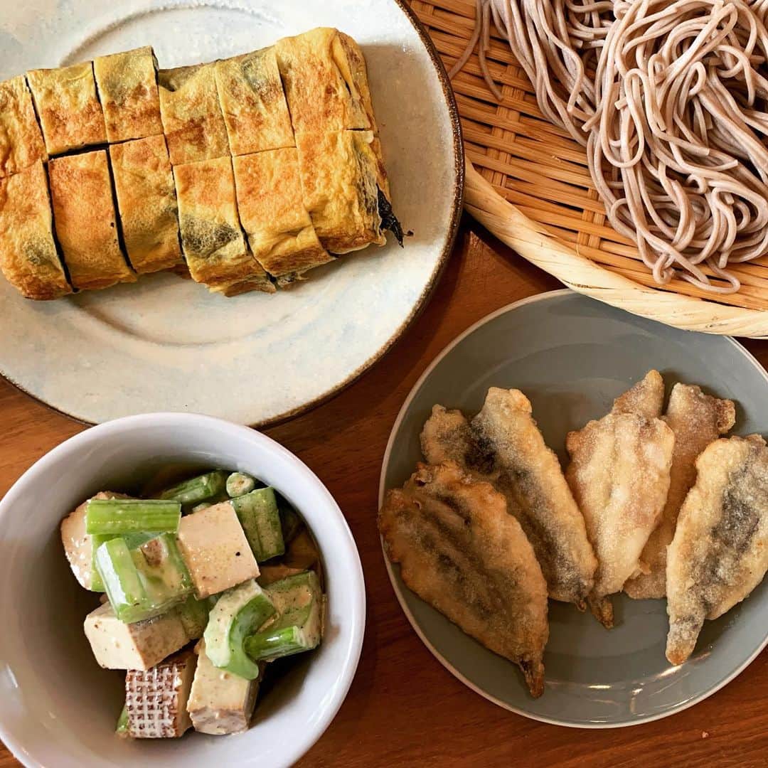 辻仁成さんのインスタグラム写真 - (辻仁成Instagram)「健康おそばランチ。 注目していただきたいのは、ビオセボンで買った燻製豆腐とセロリの和物。これが、面白かった、笑笑。 卵焼きには海苔を入れ、小鰯のフライを添えたそば定食。  やっぱりおそば大好き❤」3月16日 15時37分 - tsujihitonari
