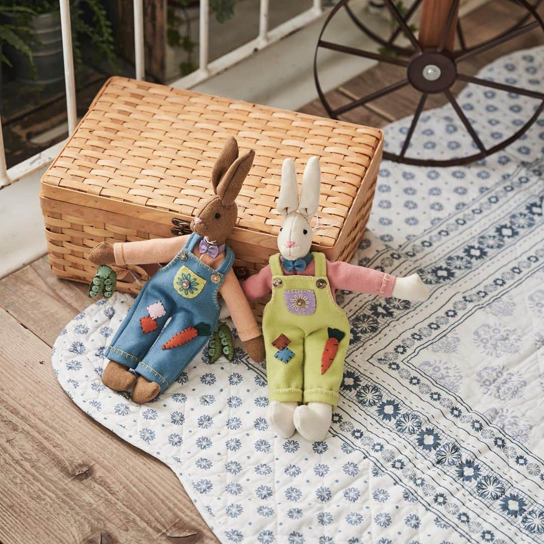 salut!のインスタグラム：「new item！【Country Life】  今週発売の新商品のご紹介です。  店舗により在庫数が異なりますので、御来店前にお近くの店舗までご確認ください。  手作り感のある、どこか懐かしい素朴であたたかい雰囲気のぬいぐるみ。  見ているだけでなんだか ほっこりしてきます𓎤𓅮 ⸒⸒  ──────────────────  春は新しいことが始まる季節。 寒い冬に編んだバスケットや、余った布で作ったぬいぐるみ、お気に入りの刺繍を入れた小物たちなど素朴だけど、季節の中で自分だけの楽しい時間を感じられる。  植物と相性のいい木製のアイテムを中心にバスケットやブリキ缶など、多数ご用意しております。  ──────────────────  是非公式通販サイトからご覧くださいませ𓂃⚑  公式通販サイトは @salut_shop  トップページURLよりご確認くださいませ⋆*  #サリュ #salut #まいにちインテリア  #ぬいぐるみ #手作り #オブジェ #植物のある暮らし #植物のある生活 #植物好き #バスケット  #プチプラ #プチプラ雑貨 #プチプラインテリア #プチプラ小物 #プチプラ通販  #インテリア雑貨 #インテリア小物 #インテリア  #ナチュラルな暮らし #ナチュラルインテリア #ナチュラルコーデ #ナチュラル　#smileispower_p」
